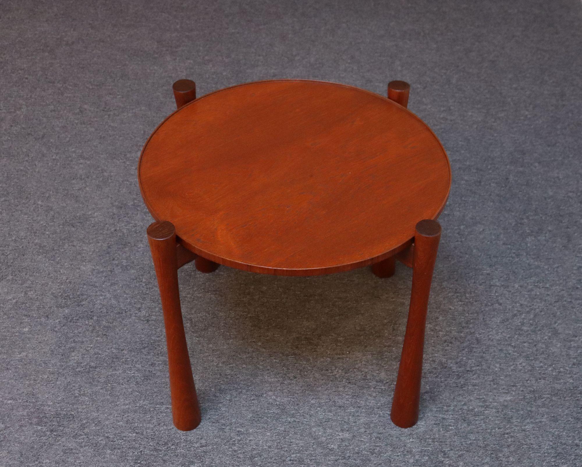 Milieu du XXe siècle Table d'appoint moderne danoise en teck avec plateau amovible et base pliable en vente