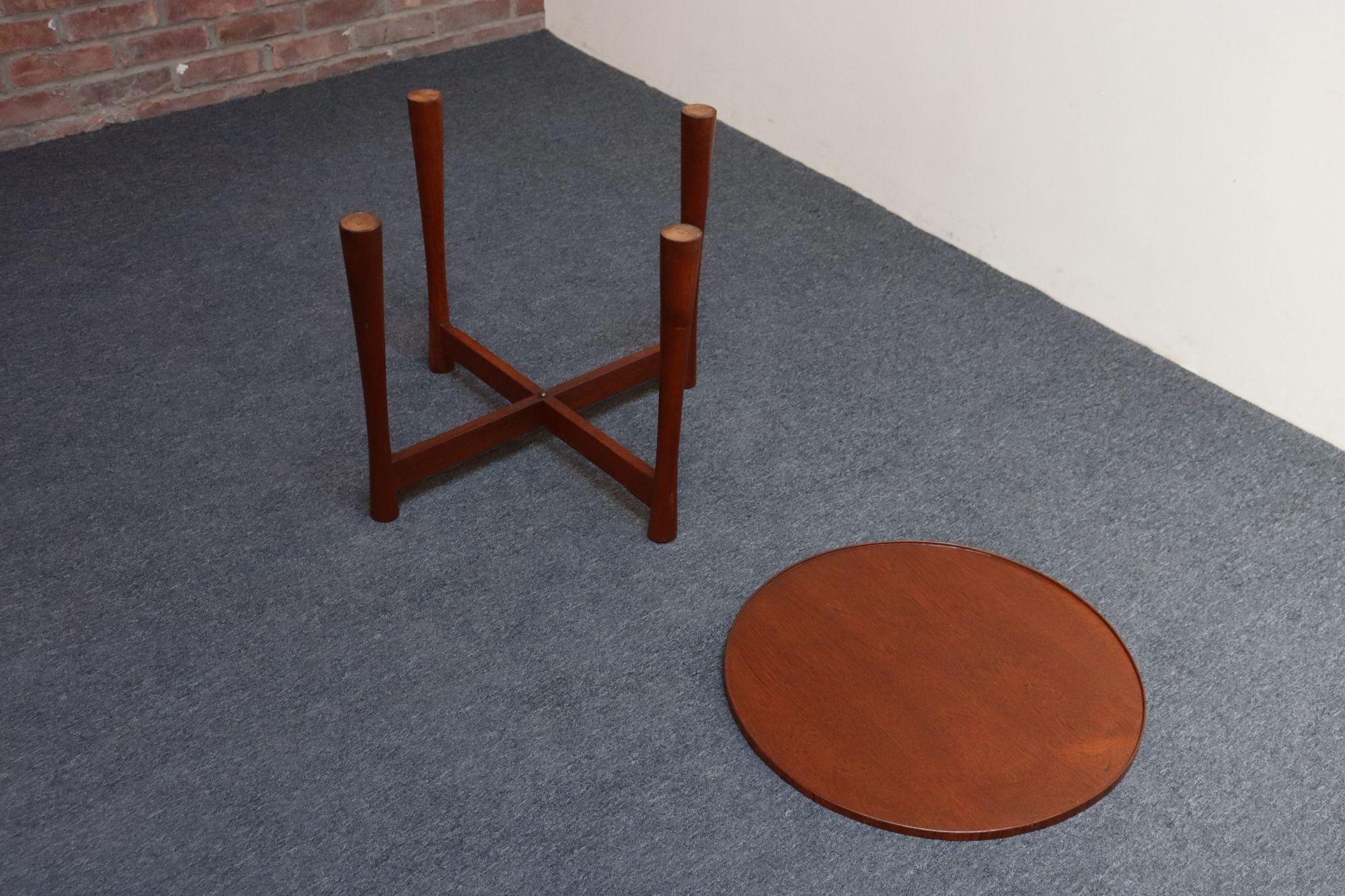 Teck Table d'appoint moderne danoise en teck avec plateau amovible et base pliable en vente