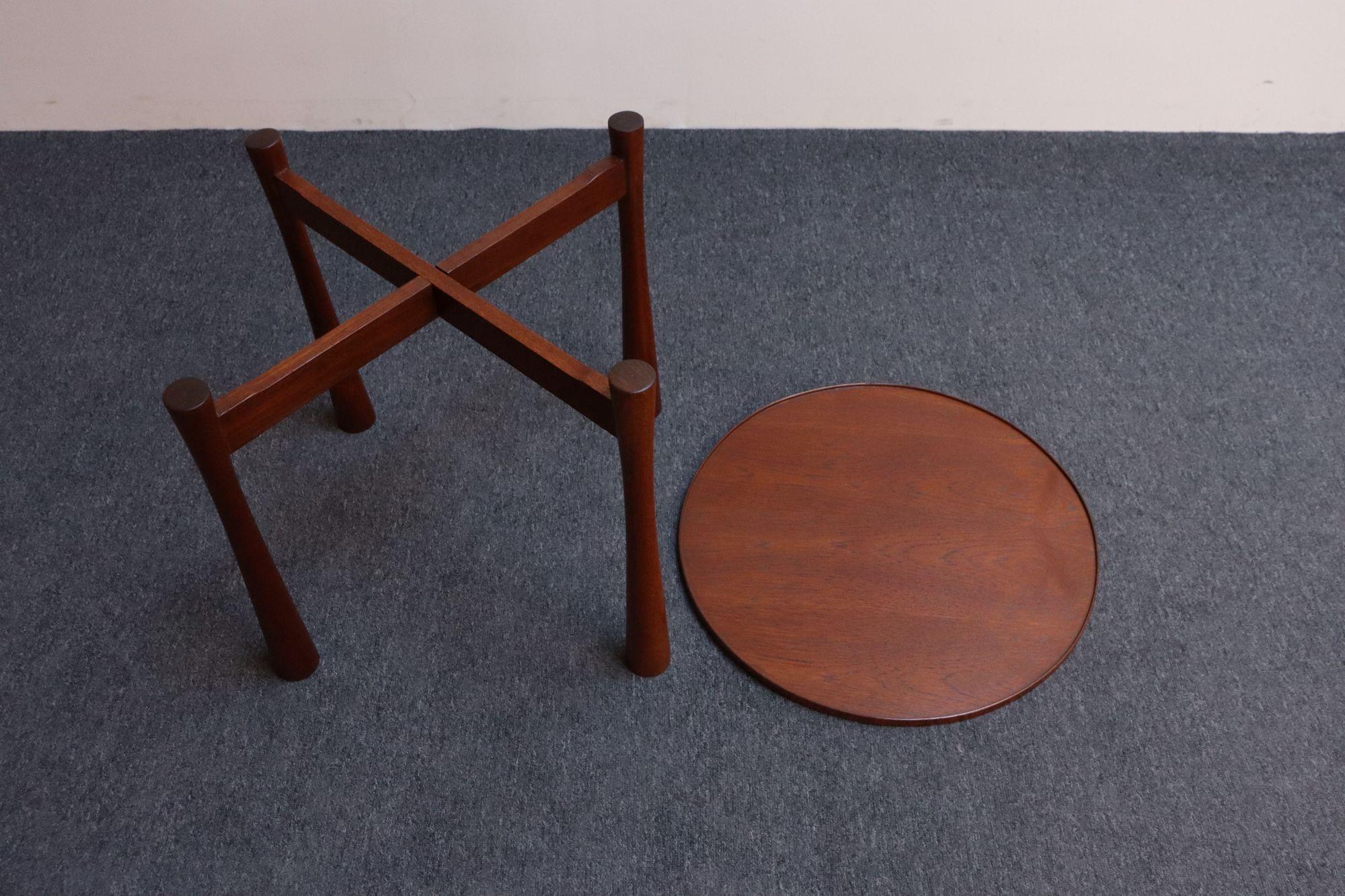 Table d'appoint moderne danoise en teck avec plateau amovible et base pliable en vente 1