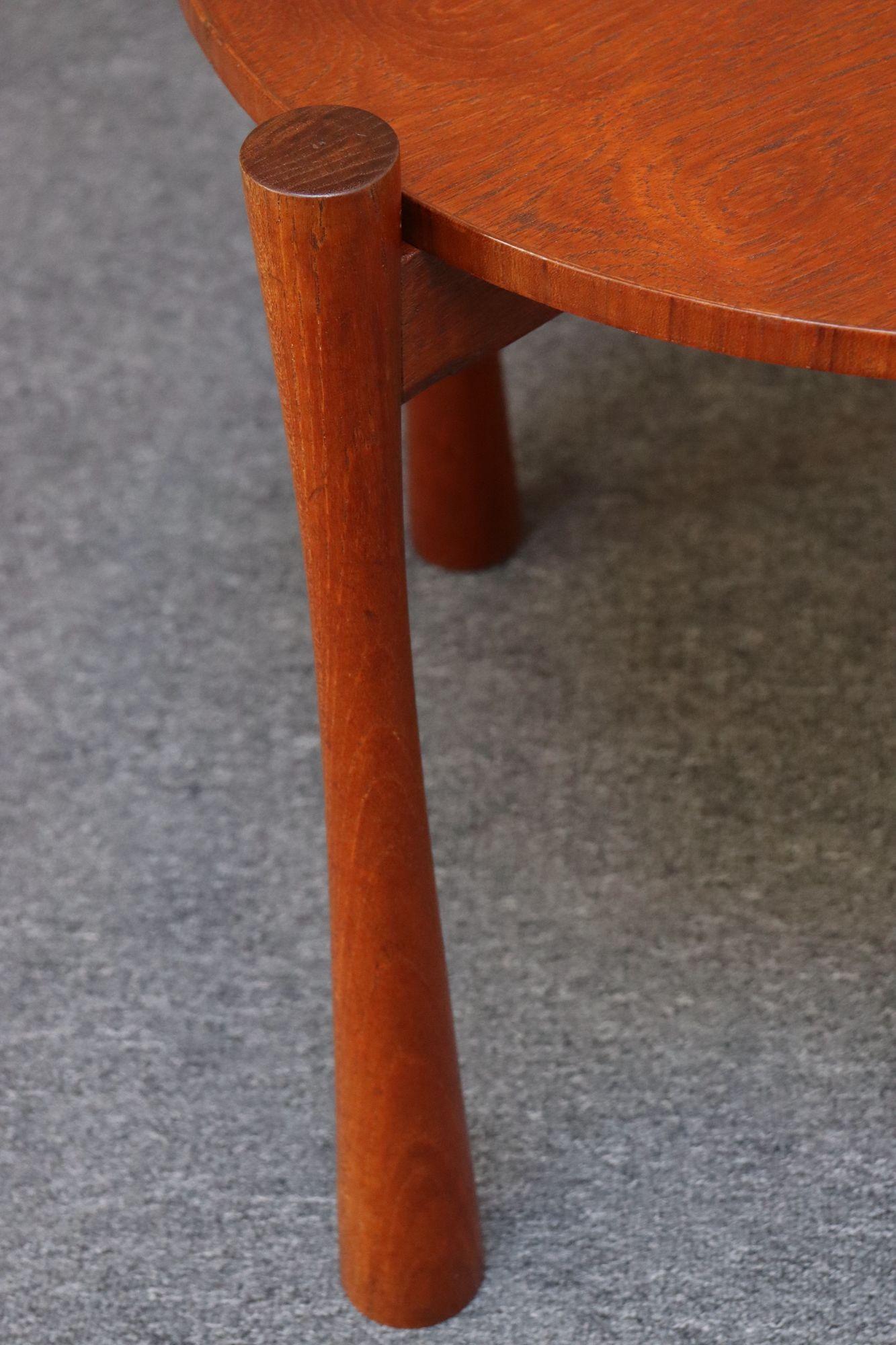 Table d'appoint moderne danoise en teck avec plateau amovible et base pliable en vente 2