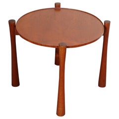 Mesa auxiliar moderna danesa de teca con bandeja extraíble y base plegable