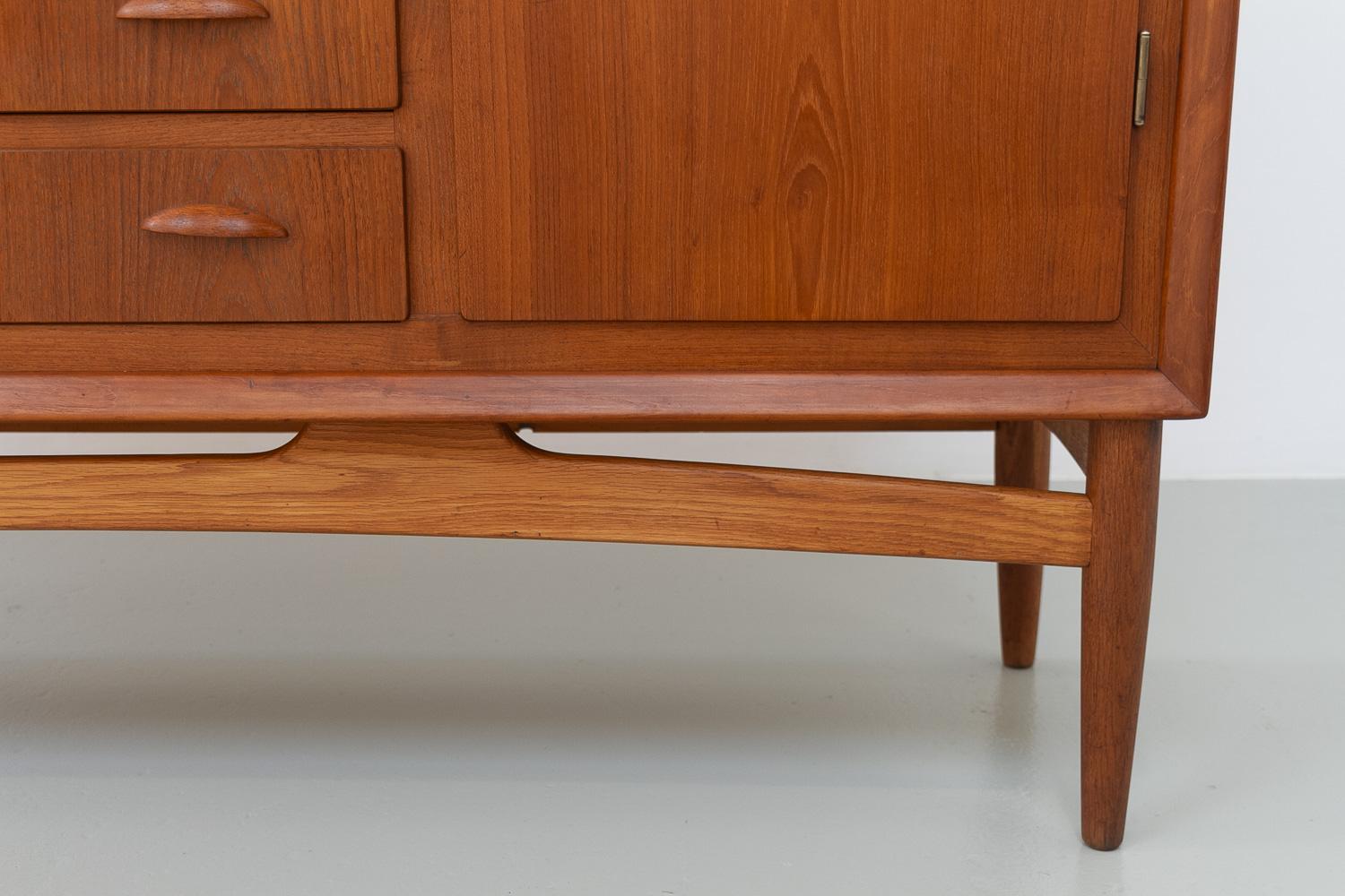 Danish Modern Teak Sideboard, 1950s. For Sale 10