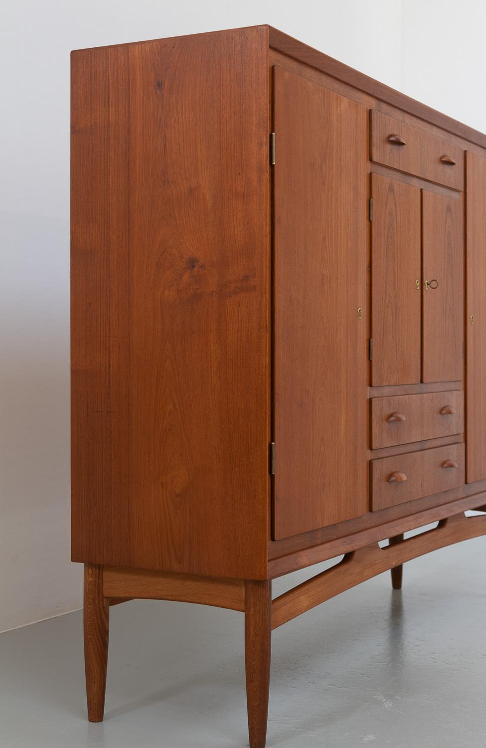 Danish Modern Teak Sideboard, 1950s. In Good Condition For Sale In Asaa, DK