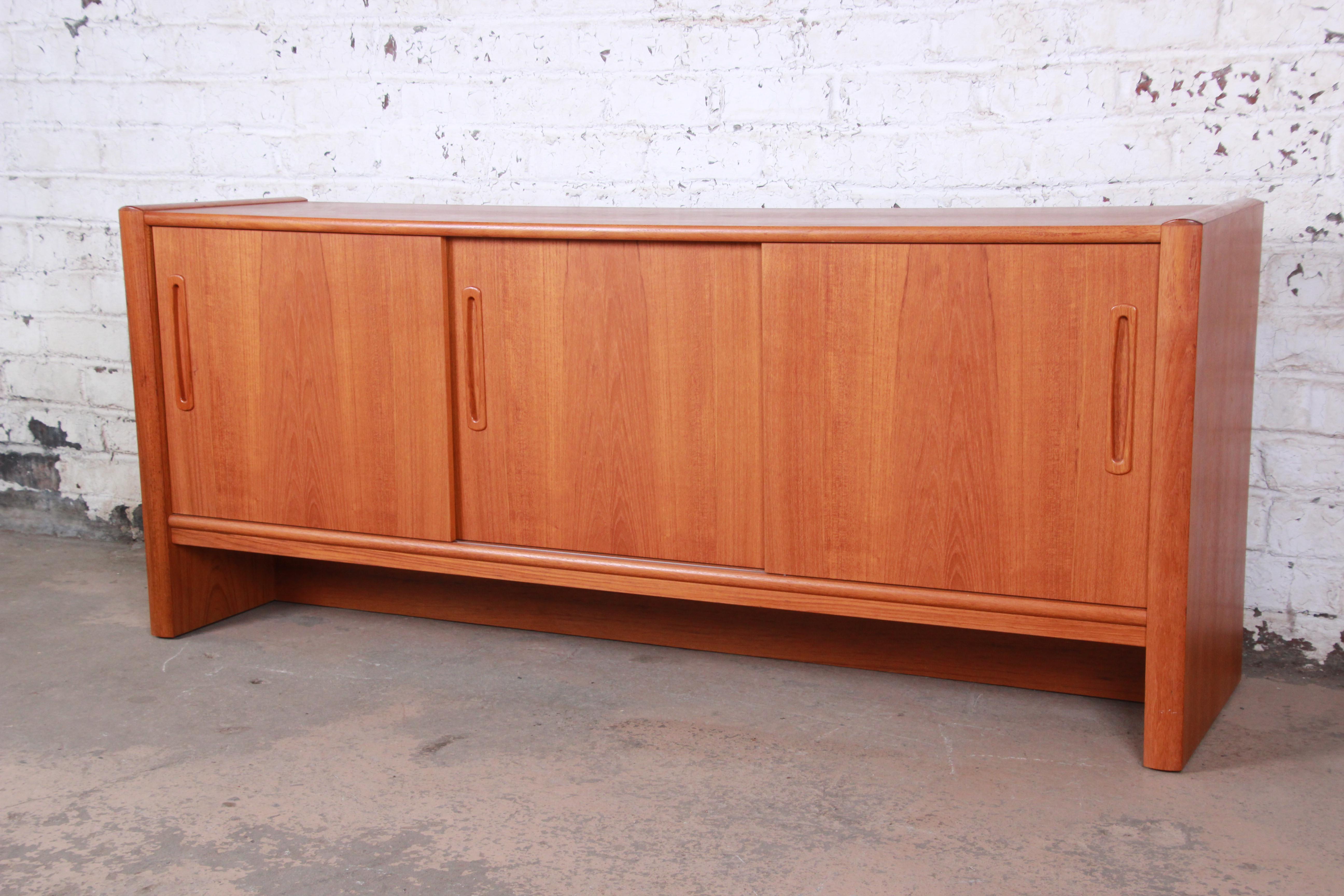Danish Modern Teak Sideboard Credenza or Bar Cabinet In Good Condition In South Bend, IN