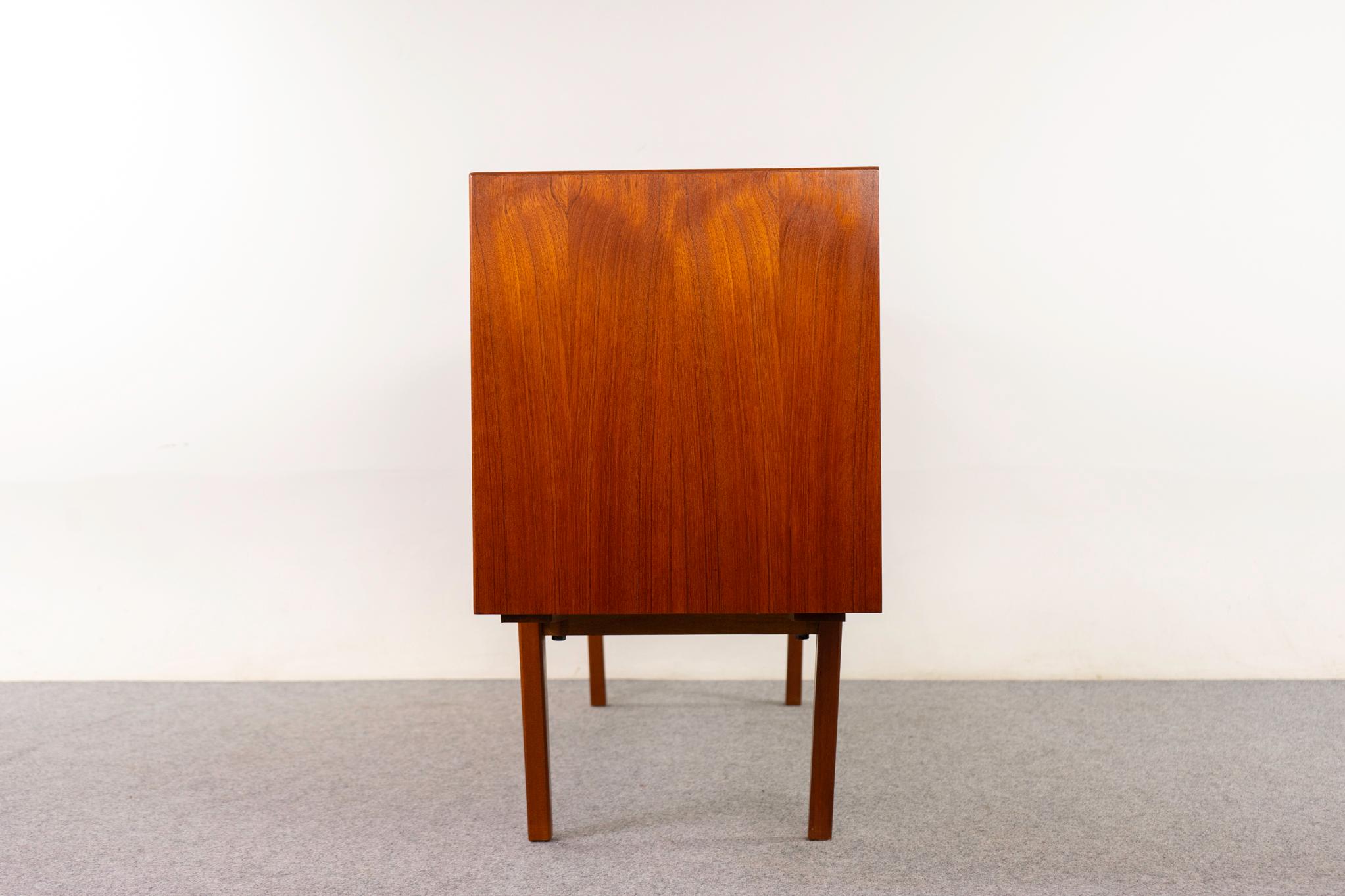 Credenza moderna danese in teak in vendita 2