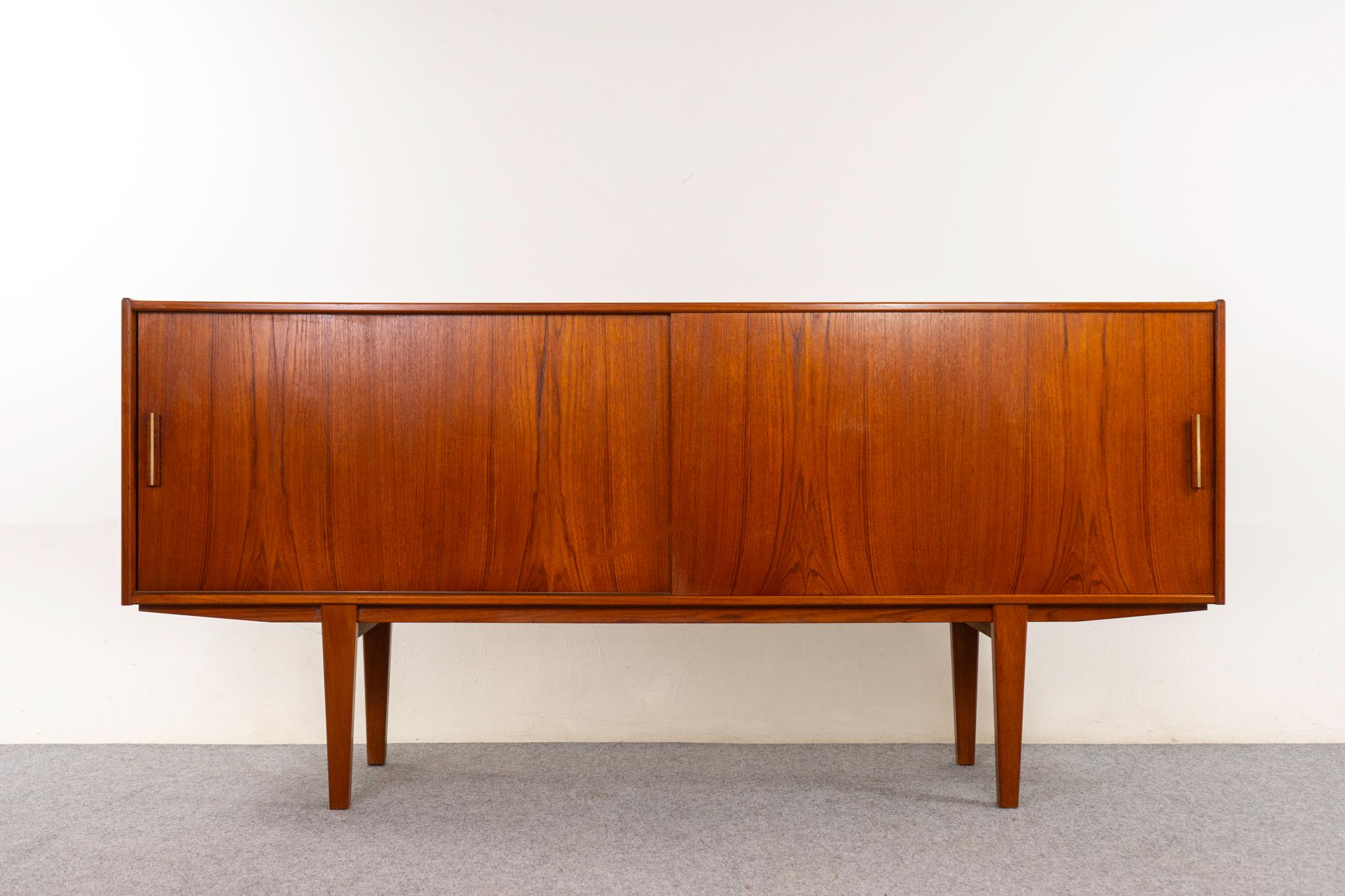 Credenza in teak della metà del secolo scorso, anni '60 circa. Bellissimi motivi di guadagno, un design elegante che mette in risalto l'impiallacciatura abbinata al libro. Eleganti cassetti foderati in feltro con una splendida lavorazione ad angolo,