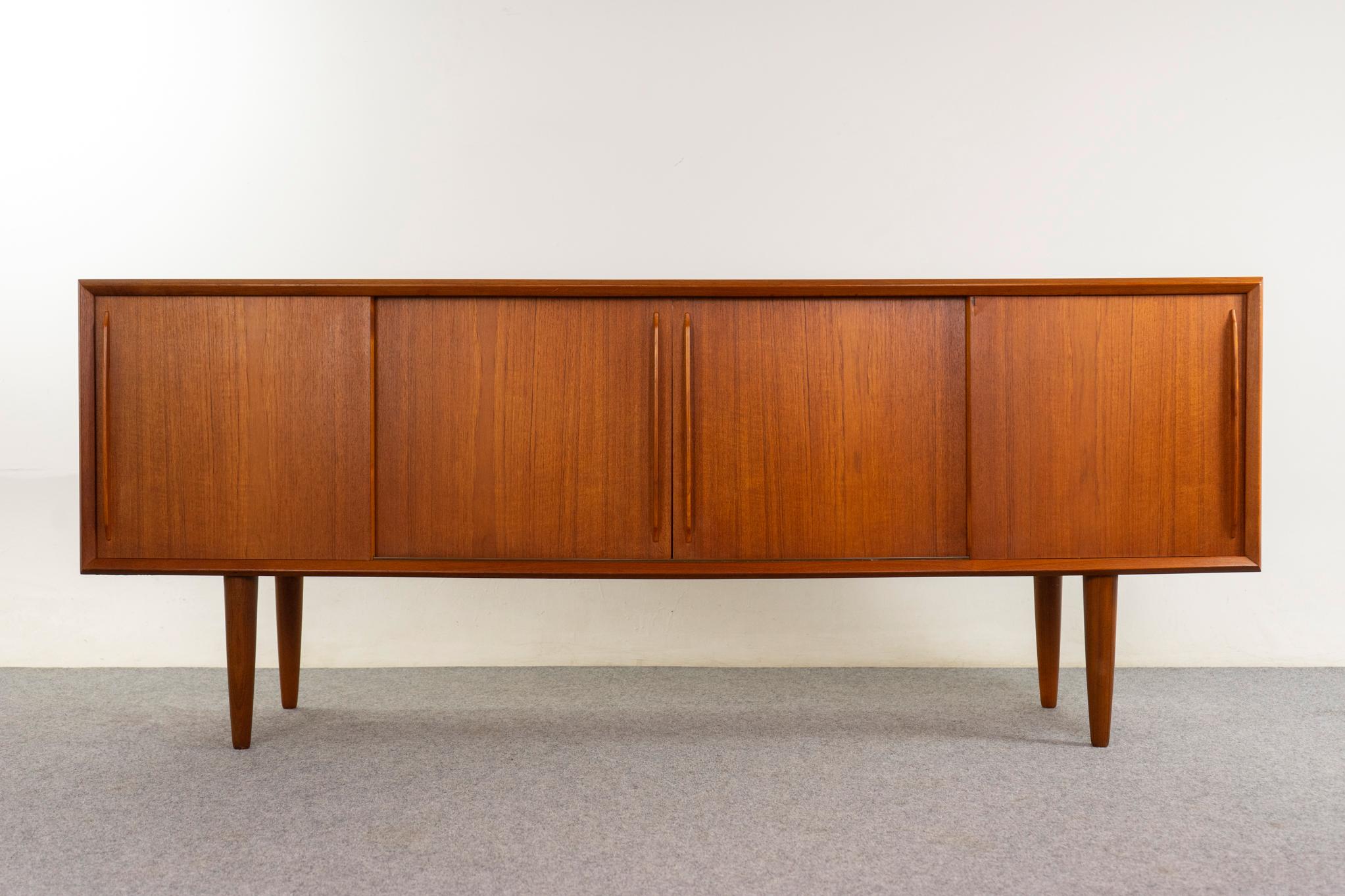 Dänisches Sideboard aus Teakholz, ca. 1960er Jahre. Elegantes, zeitloses Design mit außergewöhnlichem, durchgängig buchstabiertem Furnier. Verstellbare Regale, elegante filzgefütterte Schubladen und stilvolle Griffe.

Unrestauriertes Exemplar mit