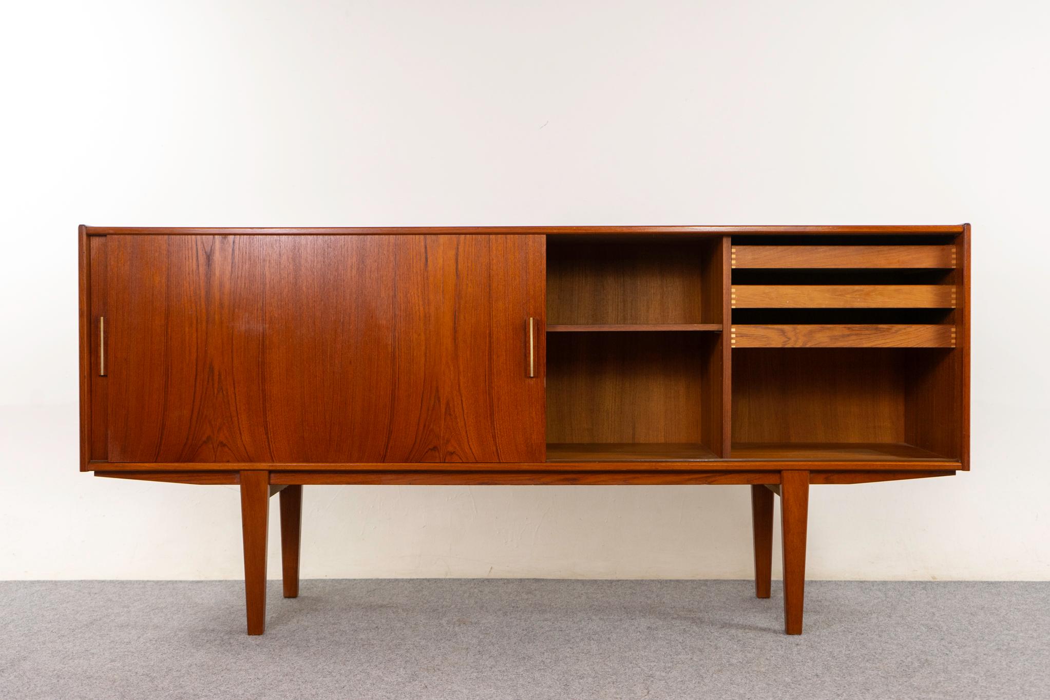 Scandinavo moderno Credenza moderna danese in teak in vendita
