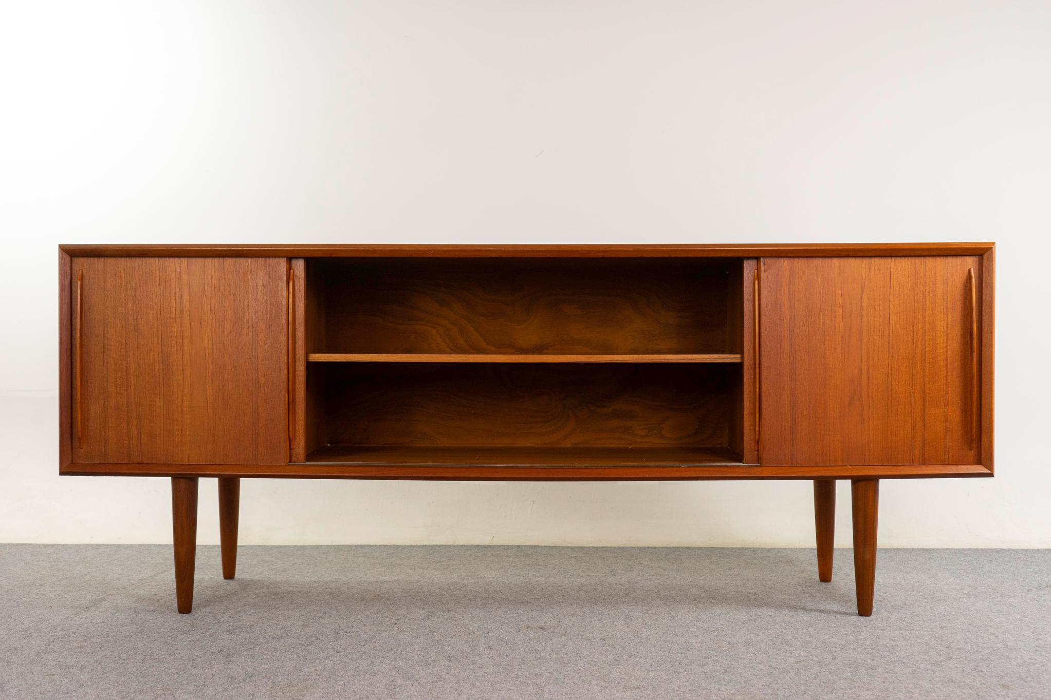 Dänisches modernes Sideboard aus Teakholz (Skandinavische Moderne) im Angebot