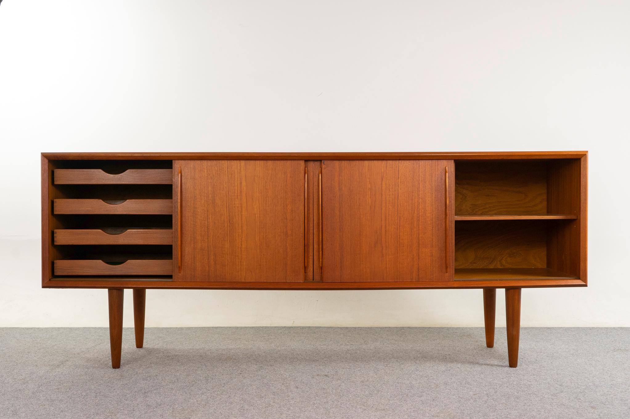 Dänisches modernes Sideboard aus Teakholz (Furnier) im Angebot