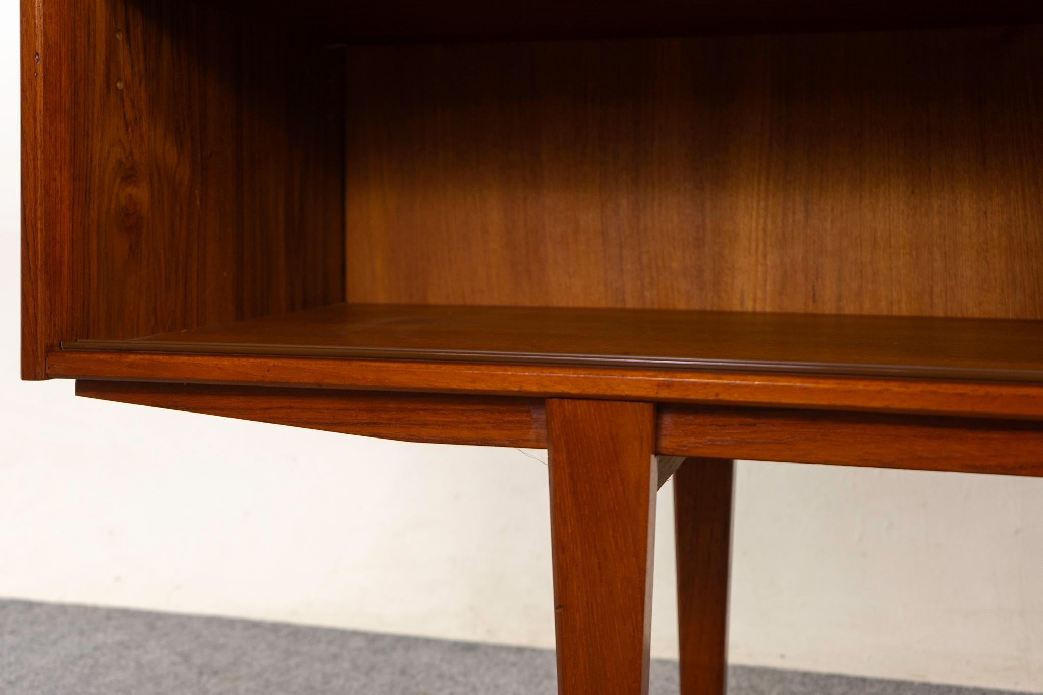 Impiallacciato Credenza moderna danese in teak in vendita