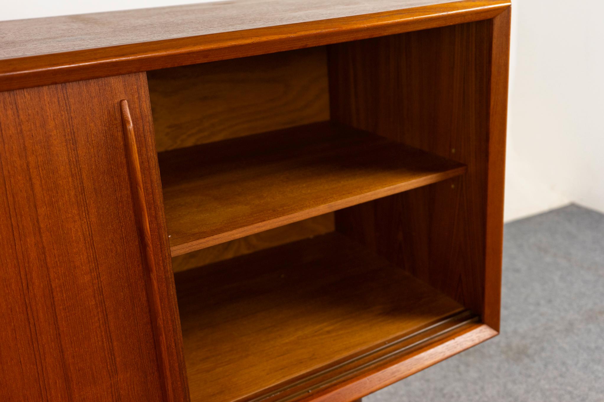 Dänisches modernes Sideboard aus Teakholz im Zustand „Gut“ im Angebot in VANCOUVER, CA