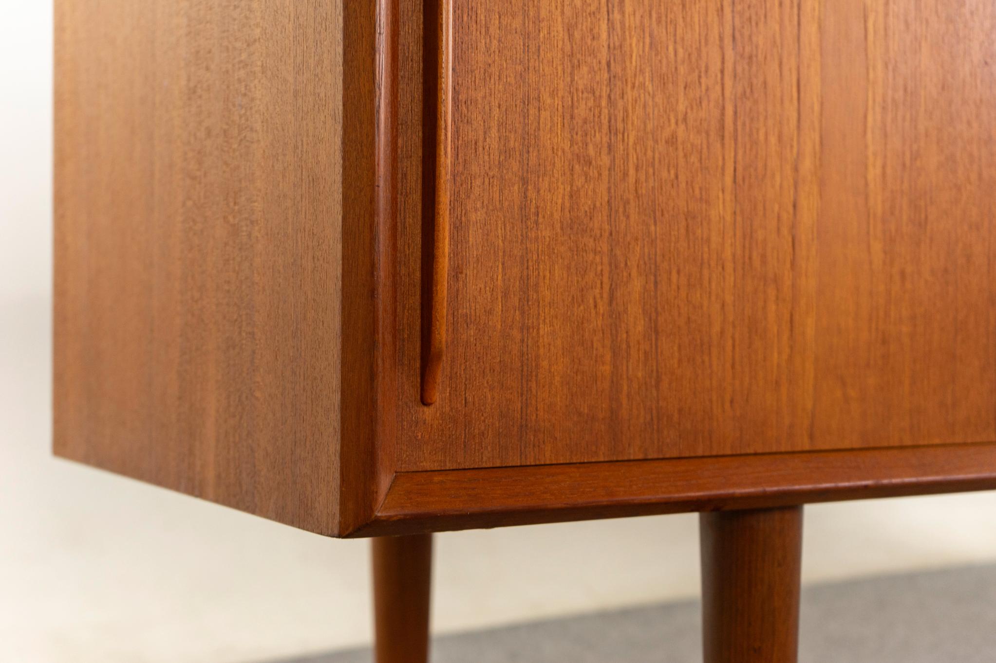 Dänisches modernes Sideboard aus Teakholz im Angebot 1