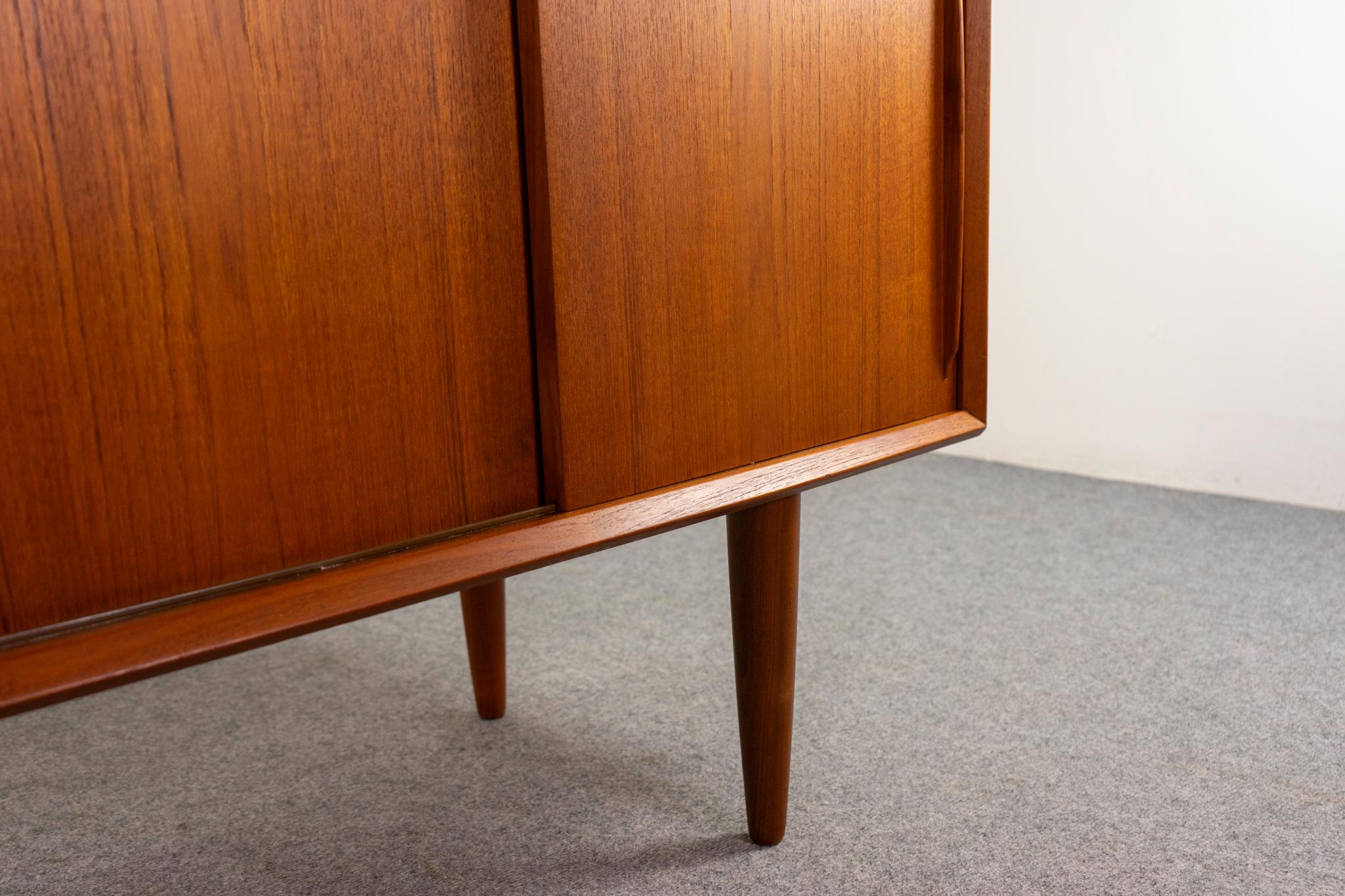 Dänisches modernes Sideboard aus Teakholz im Angebot 2