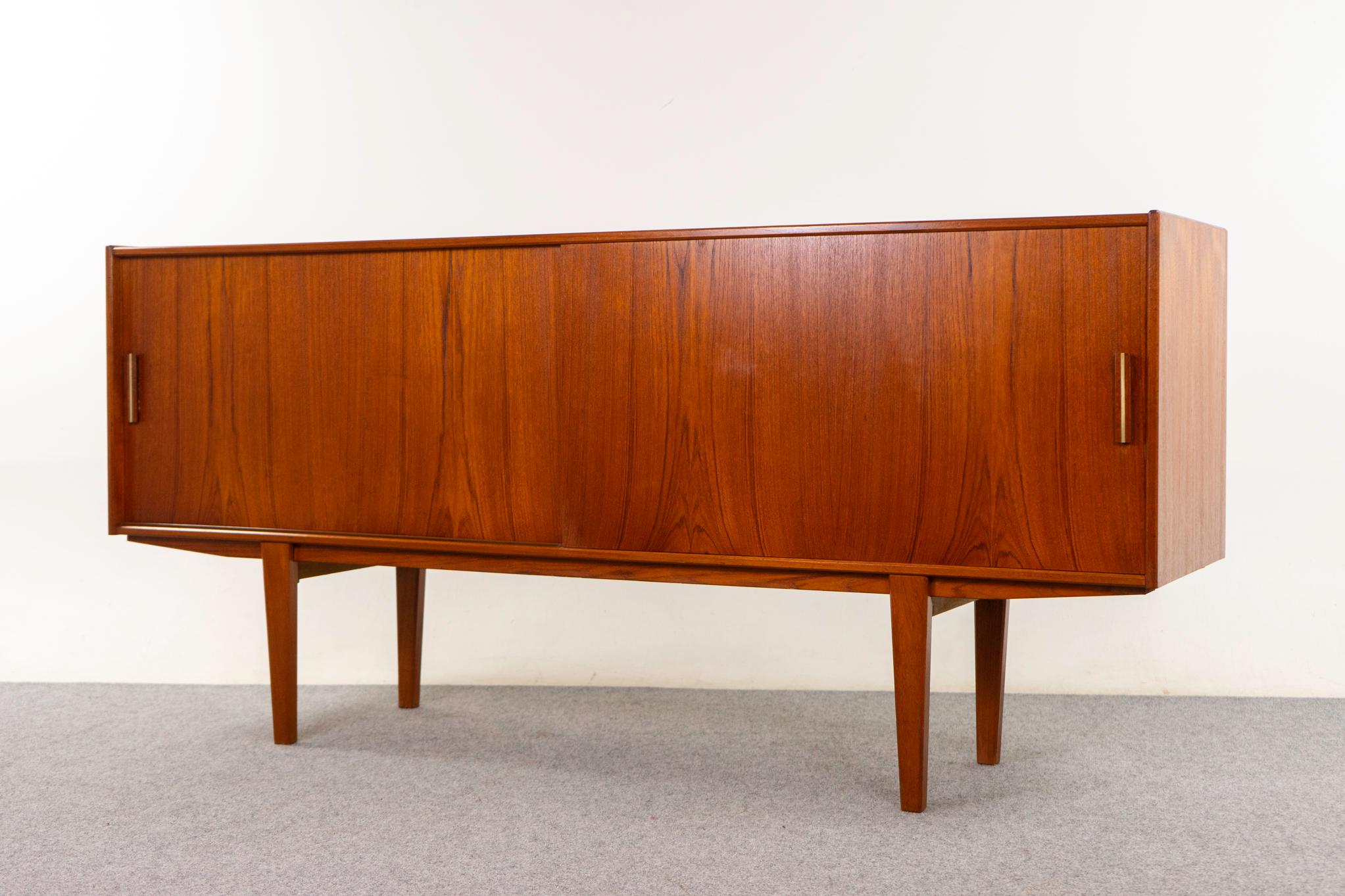 Credenza moderna danese in teak in vendita 1