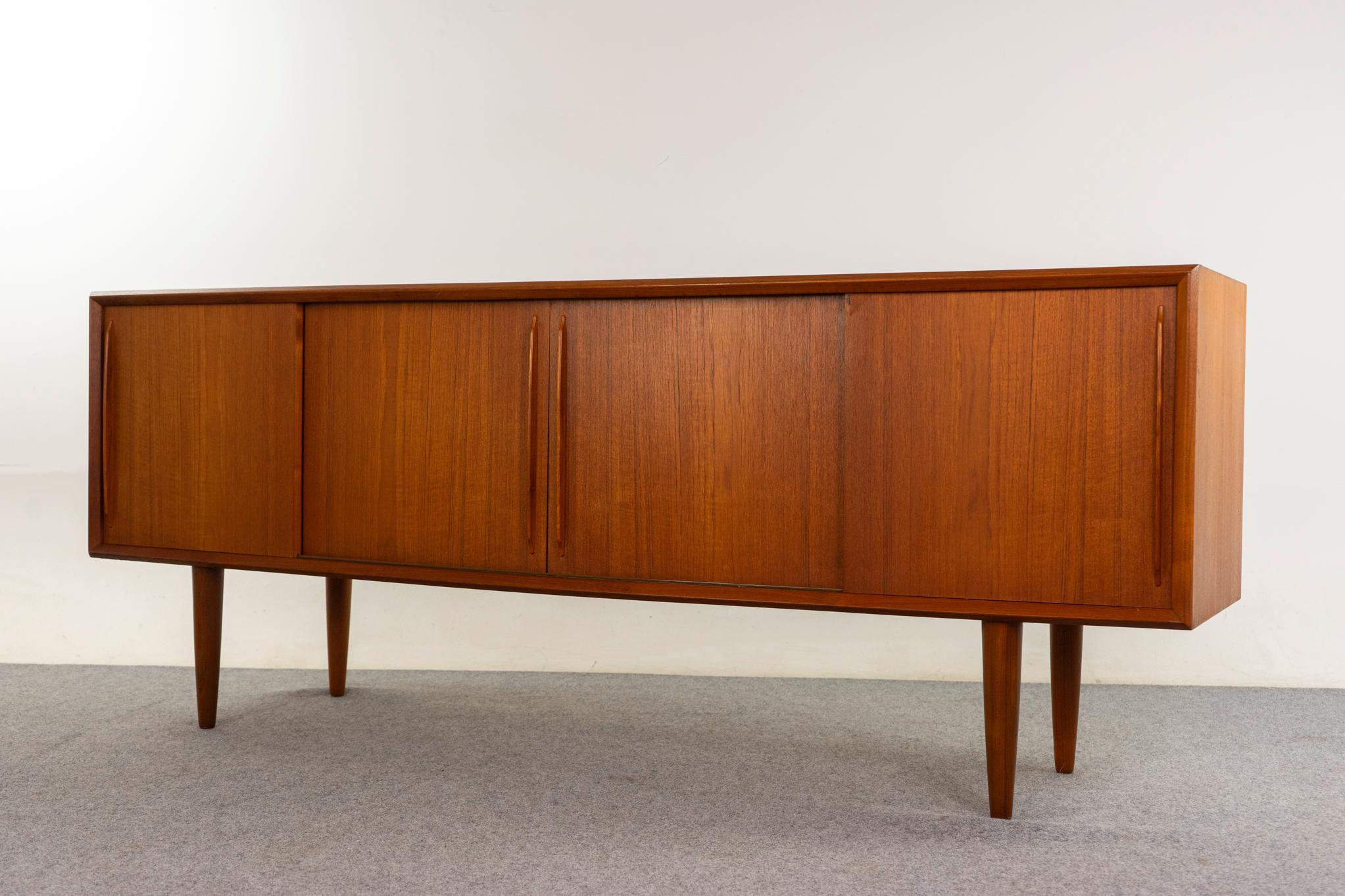 Dänisches modernes Sideboard aus Teakholz im Angebot 3