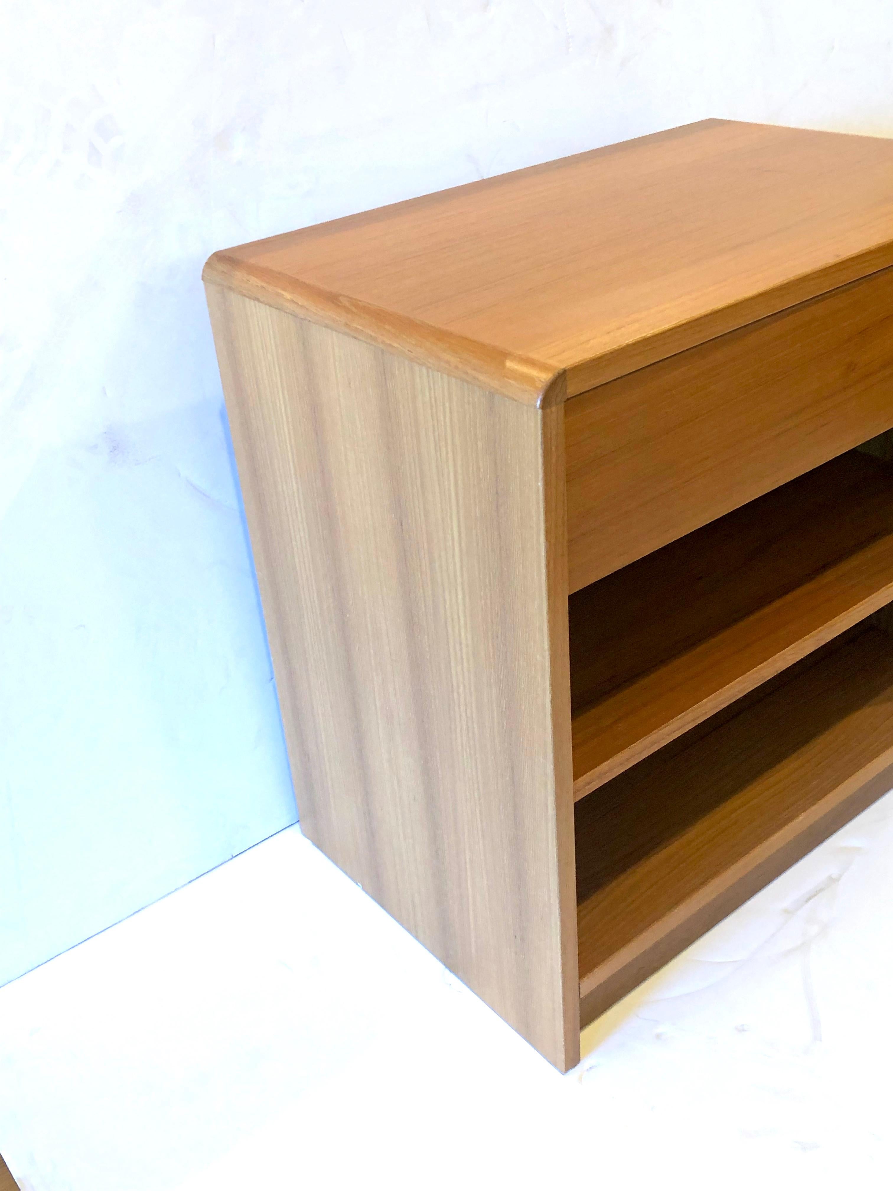 Danish Modern Teak Singe Nightstand with Shelf and Drawer In Excellent Condition In San Diego, CA