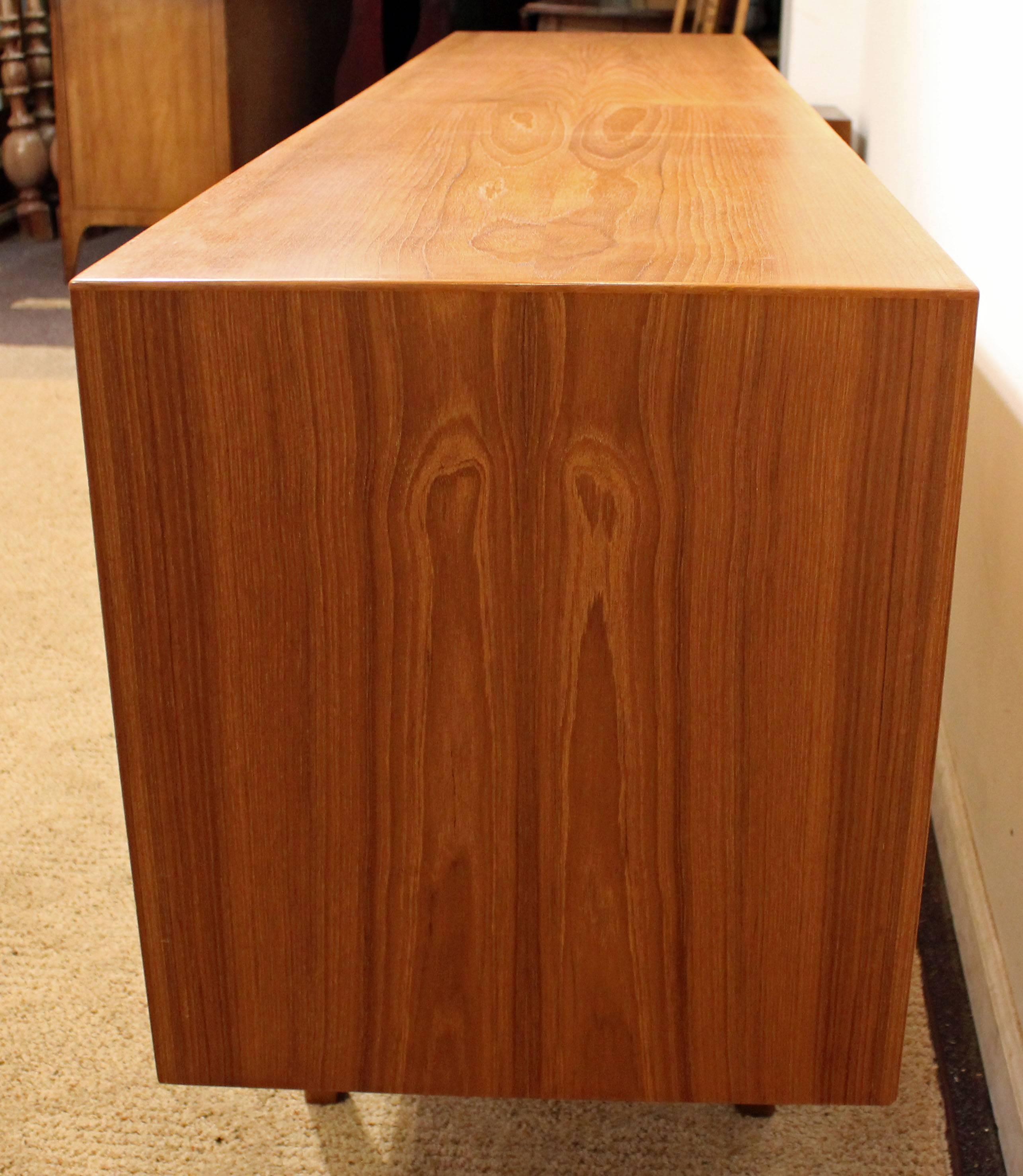 Danish Modern Teak Sliding Door Credenza In Good Condition In Wilmington, DE