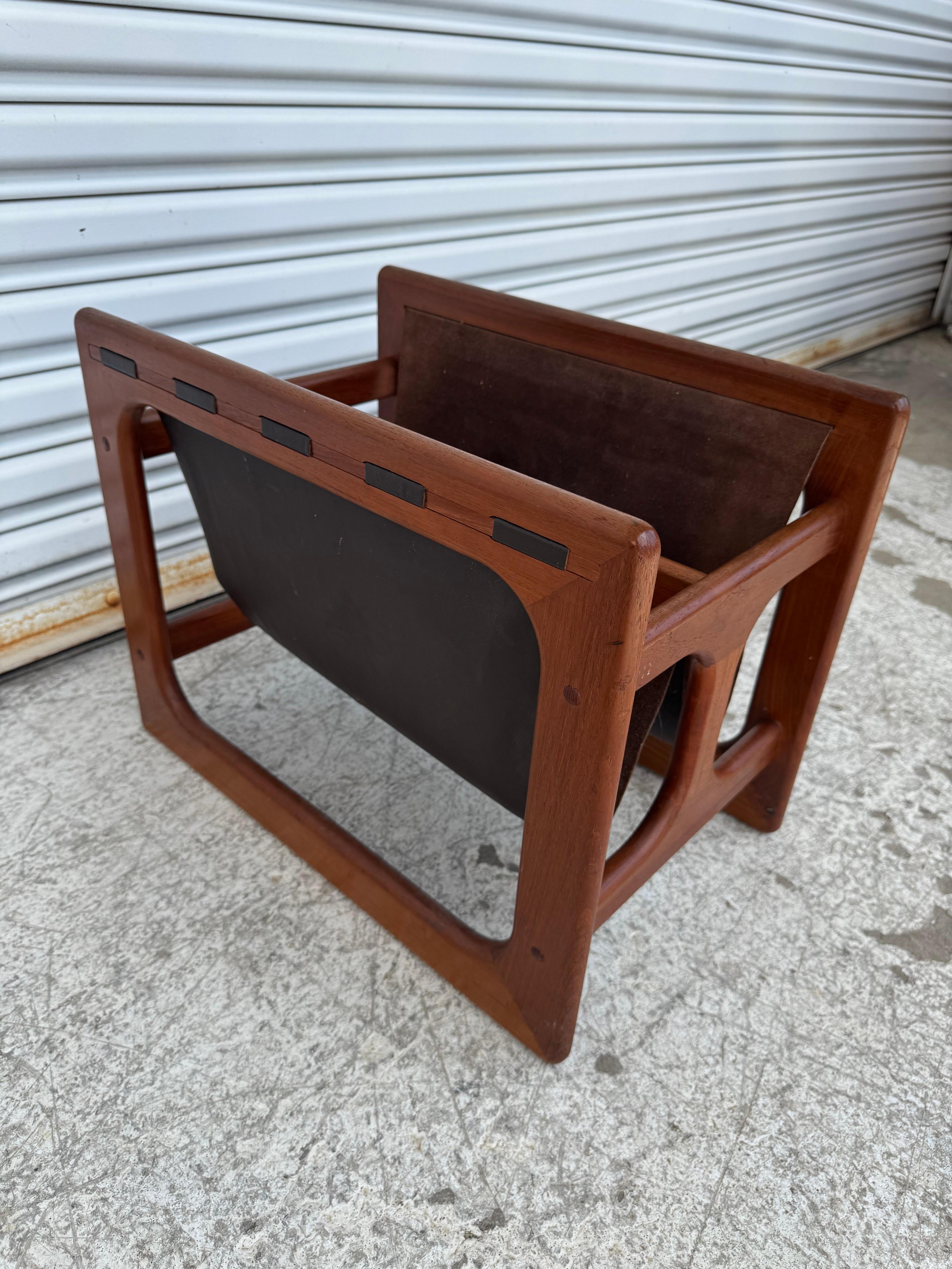  Mesa moderna de sólida construcción de teca con revistero de cuero y base de teca.
Dimensiones: 18an 18d 18h

Estado: El acabado original está en excelentes condiciones, con sólo pequeñas rozaduras, pequeños arañazos y ligeras abolladuras en los
