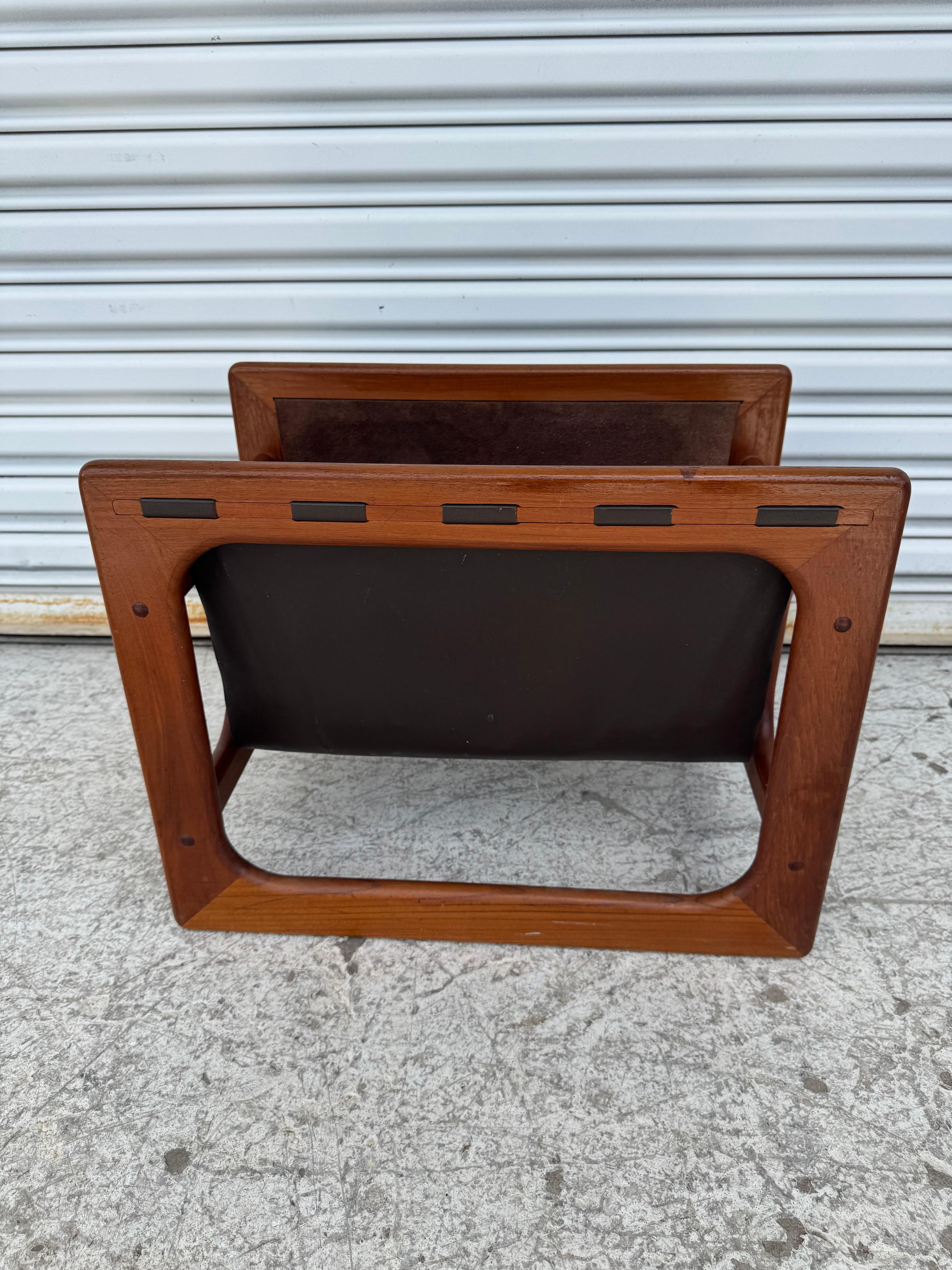 Revistero moderno danés de teca Danés en venta