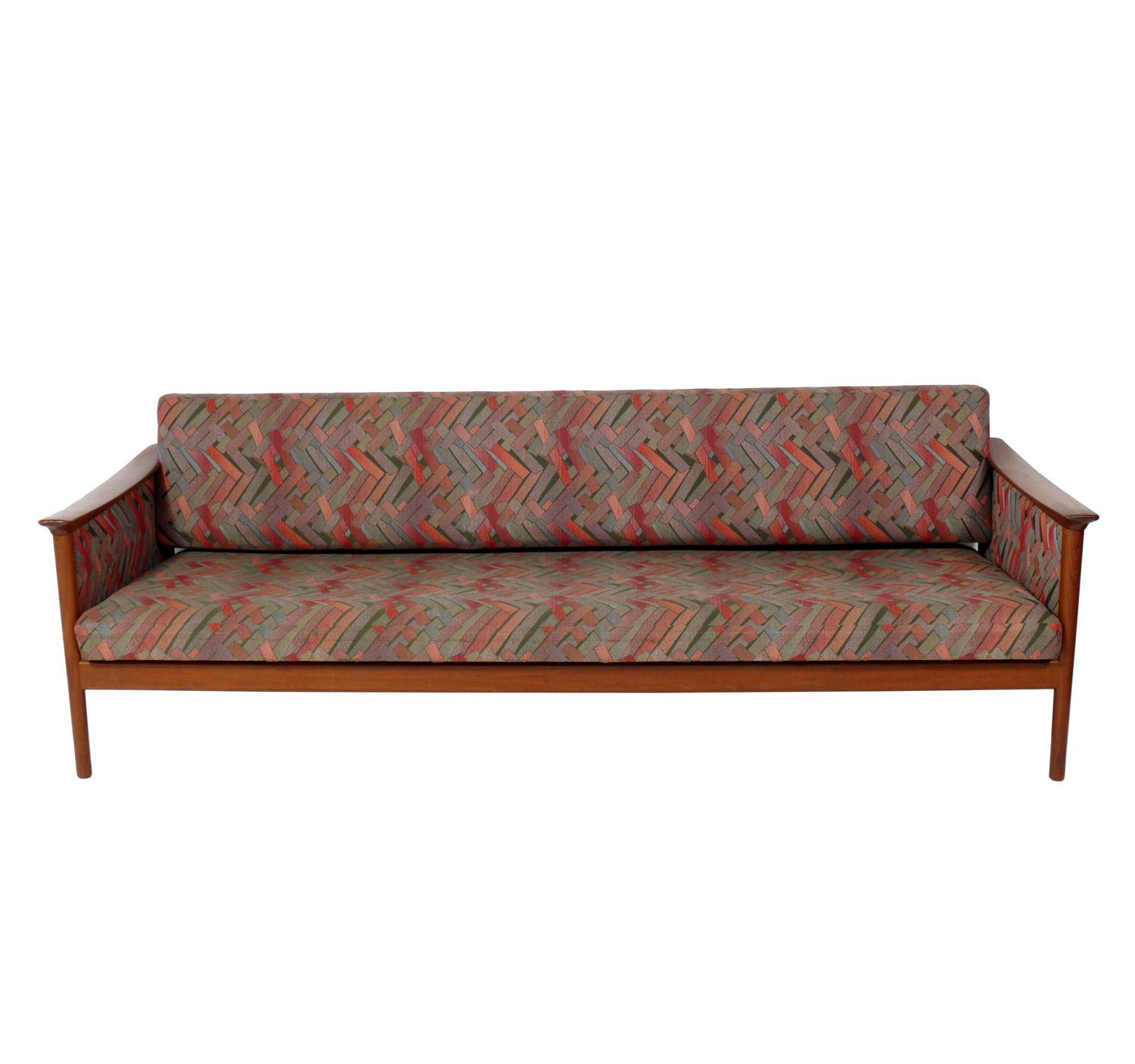 Modernes dänisches Teakholzsofa, Dänemark, ca. 1960er Jahre. Dieses Sofa wird gerade neu gepolstert und kann mit Ihrem Stoff ergänzt werden. Der angegebene Preis beinhaltet die Neupolsterung in Ihrem Stoff. Schicken Sie uns einfach 16 Meter Ihres