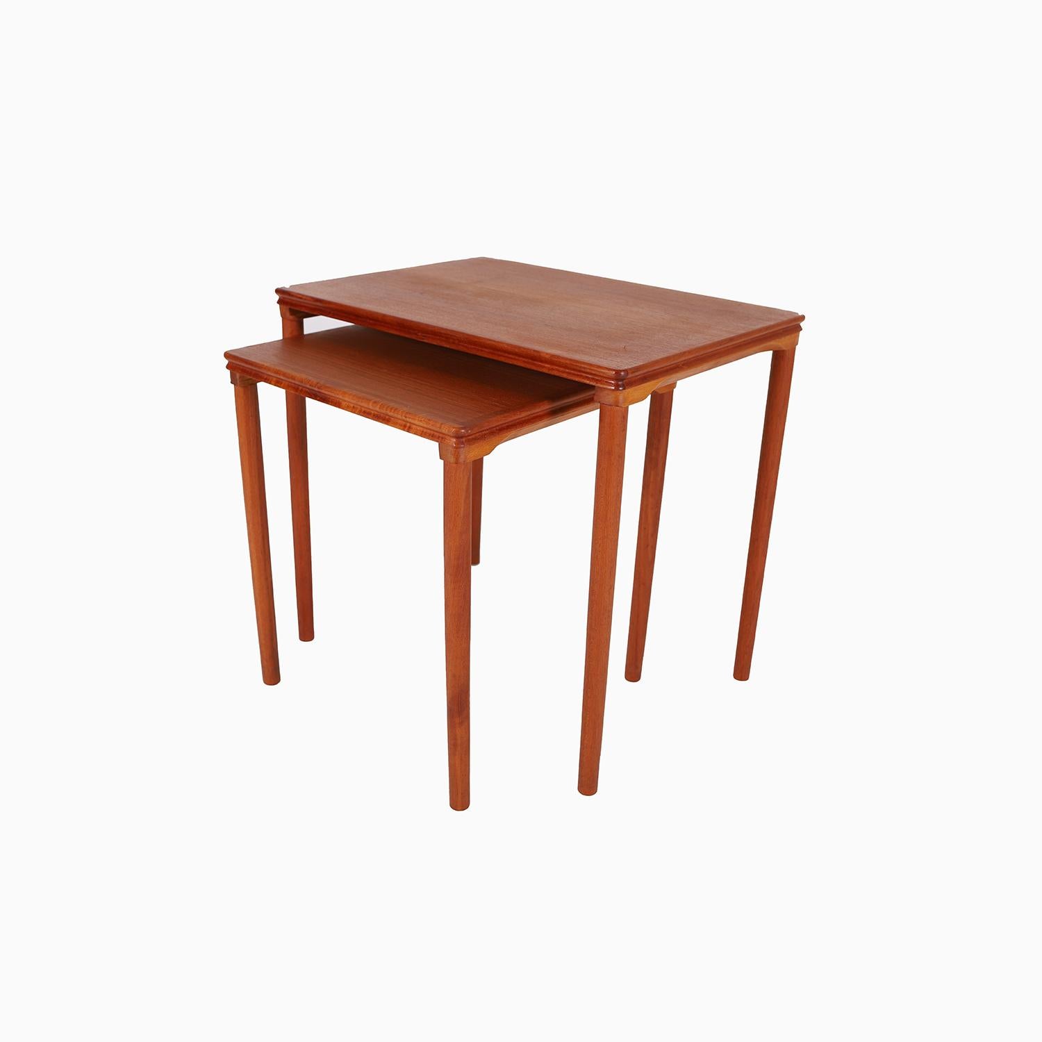 dänische moderne teak stapeltische, zwei im Zustand „Hervorragend“ im Angebot in Minneapolis, MN