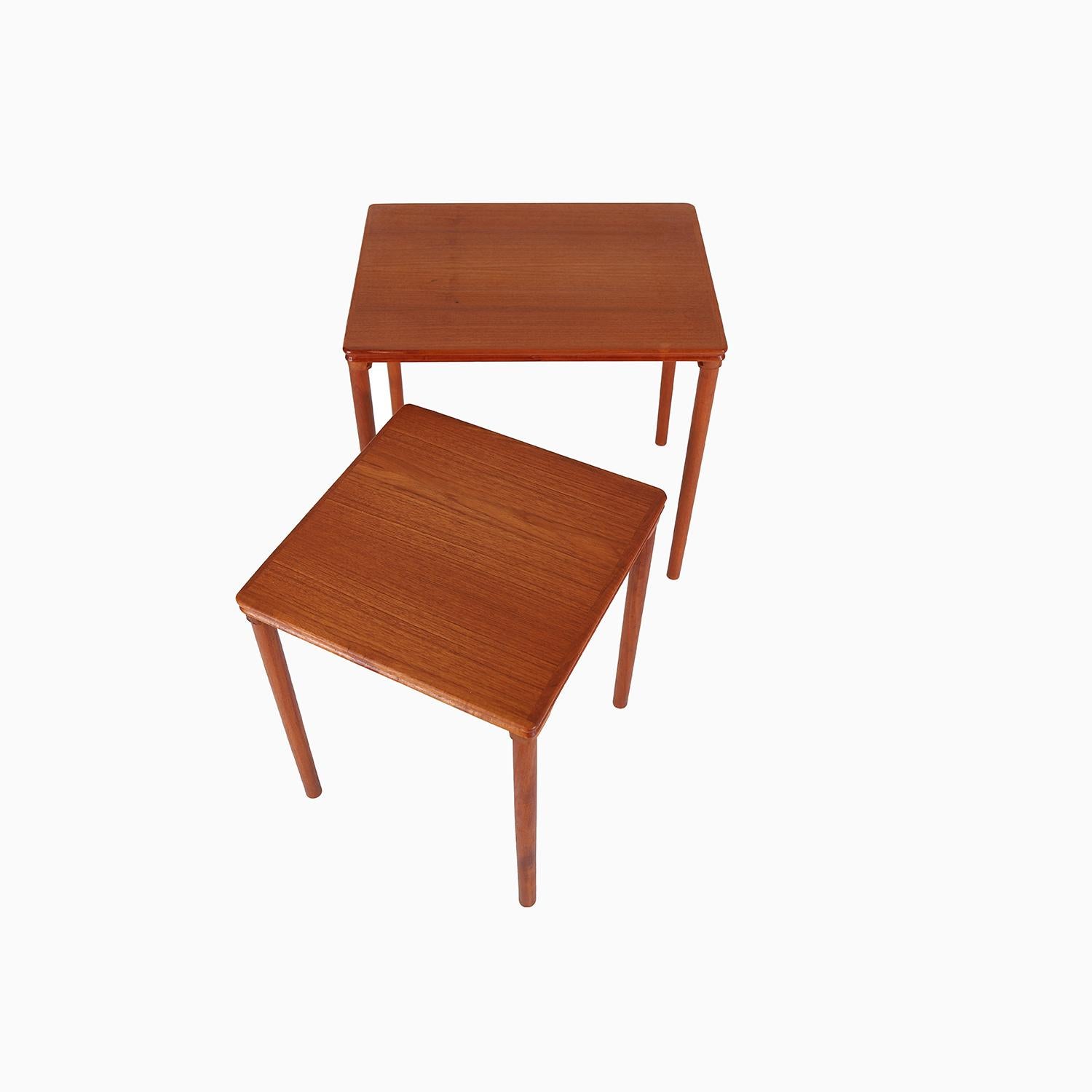 dänische moderne teak stapeltische, zwei (Teakholz) im Angebot