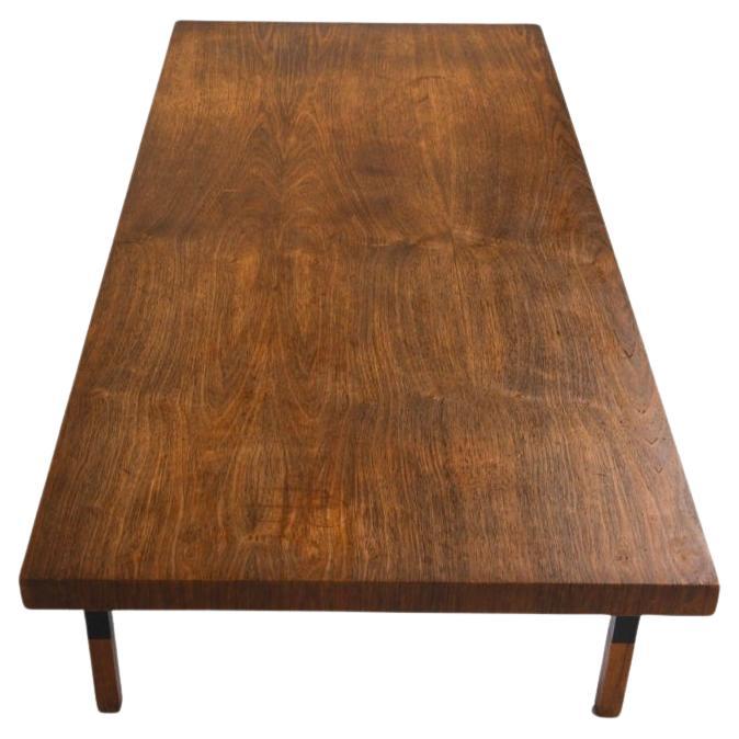 Table basse rectangulaire moderne danoise en teck et acier par Johannes Aasbjerg pour Aasbjerg & Ortoft. Magnifique table basse en teck de forme géométrique sur pieds carrés en acier et teck. Fabriqué au Danemark vers 1960. 

 Dimensions : L 65