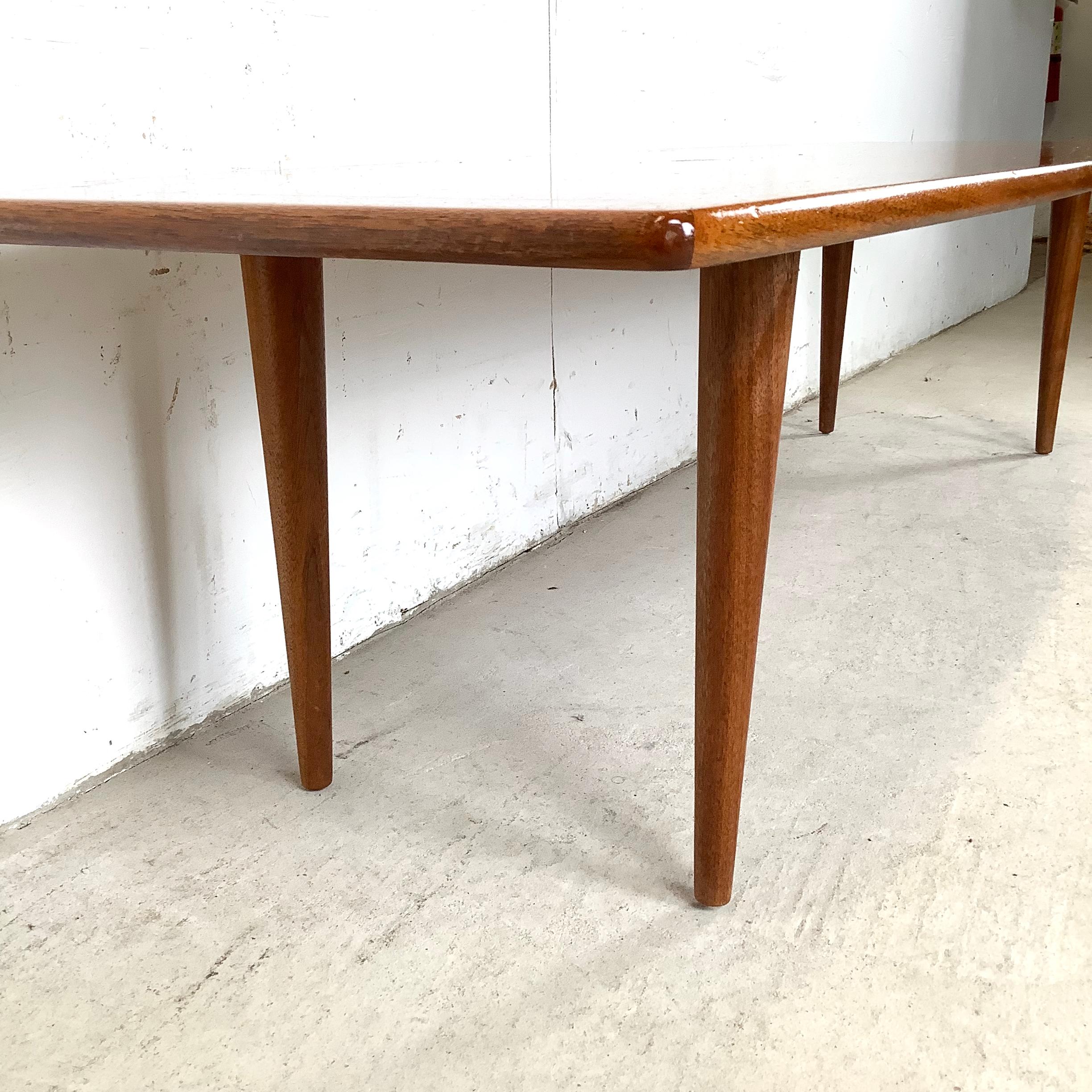 Dänischer Moderner Teakholz Surfbrett Couchtisch im Angebot 6