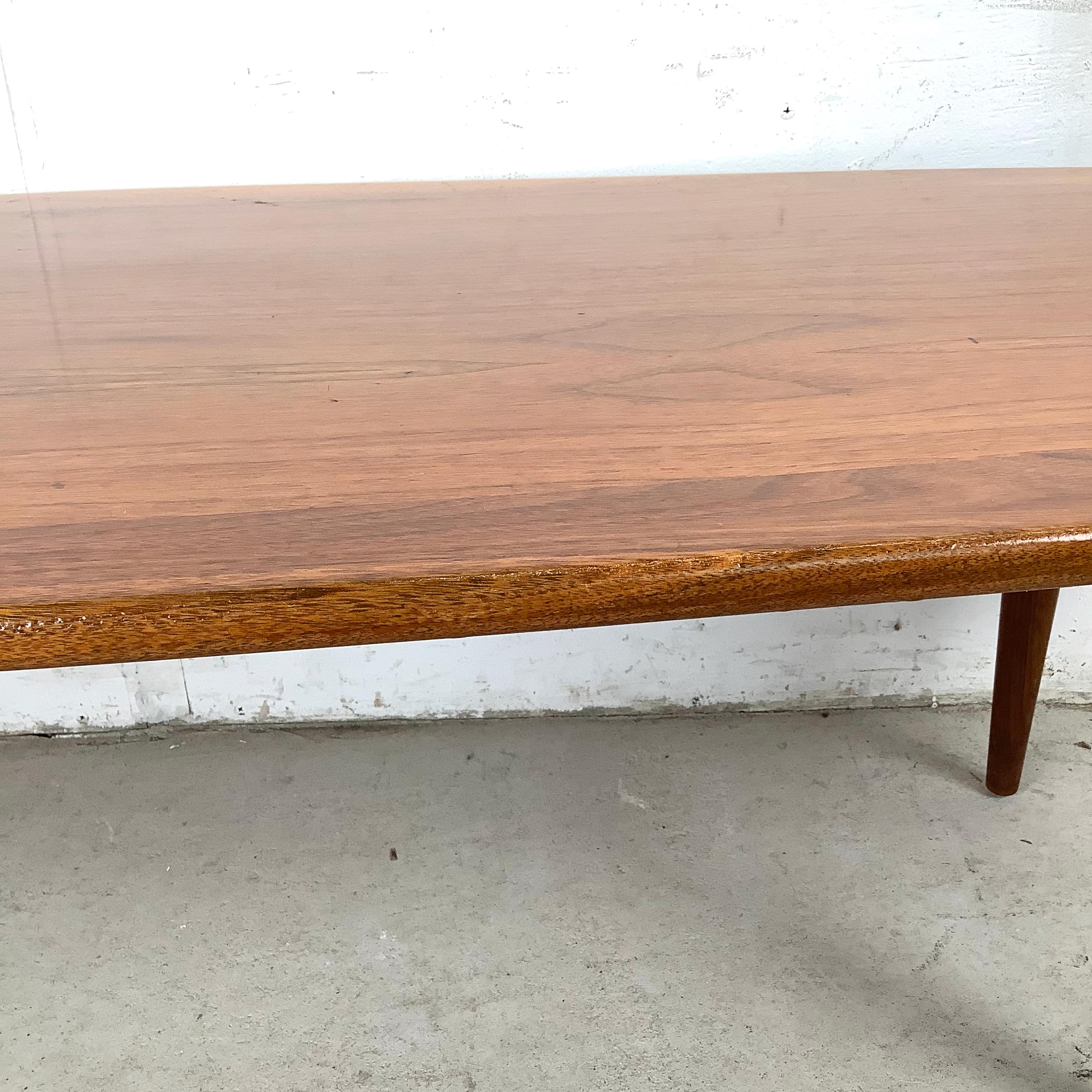 Dänischer Moderner Teakholz Surfbrett Couchtisch im Angebot 10