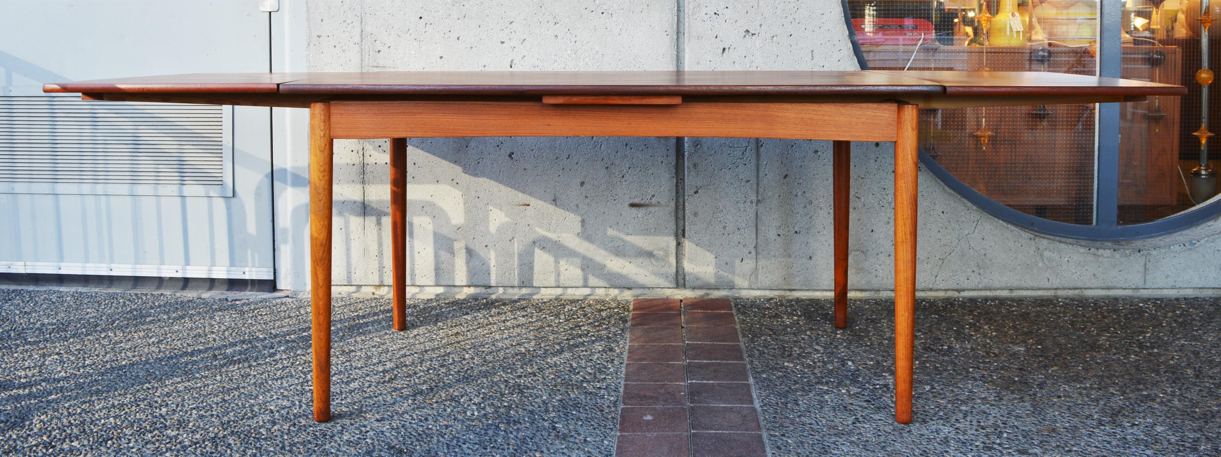 Danish Modern Teak Surfboard Shaped Draw-Leaf Dining Table by GP Farum, 1960s In Good Condition In New Westminster, British Columbia