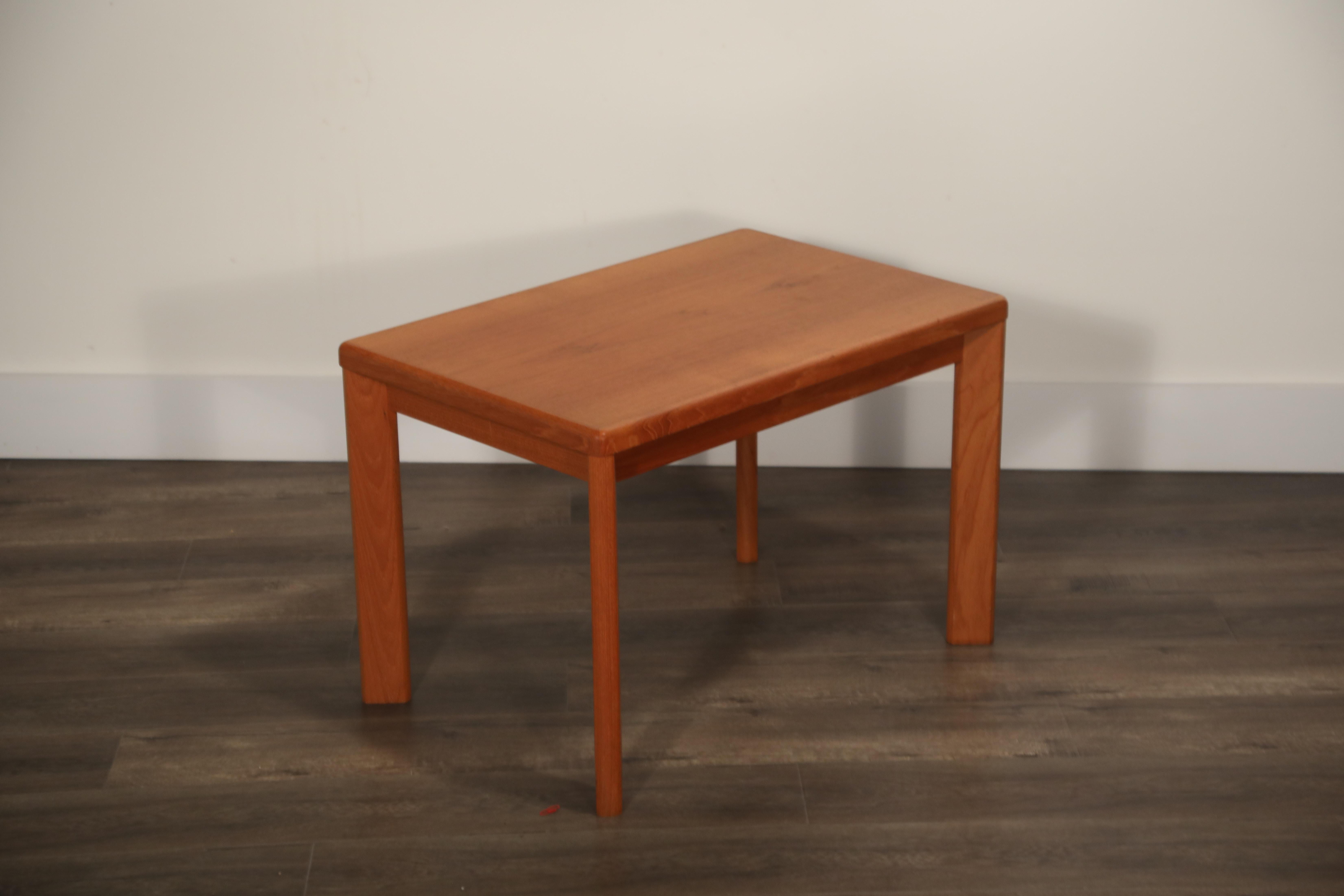 Danish Modern Teak Table by Henning Kjaernulf for Vejle Stole & Møbelfabrik im Zustand „Gut“ in Los Angeles, CA