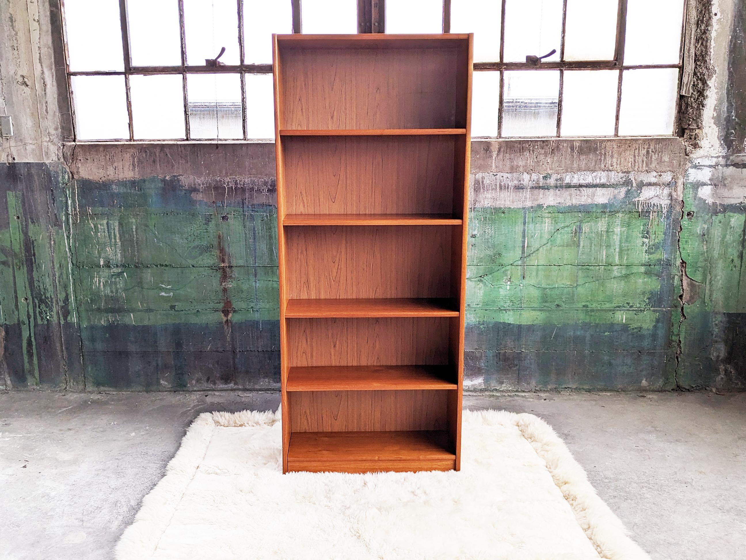 Wunderschönes, elegantes, anpassungsfähiges Bücherregal aus Dänemark. Ideal für jeden Raum. Sein hohes und schlankes Design macht ihn zu einer sehr platzsparenden Option mit viel Stauraum. Die tadellose Verarbeitung trägt zu seiner Attraktivität