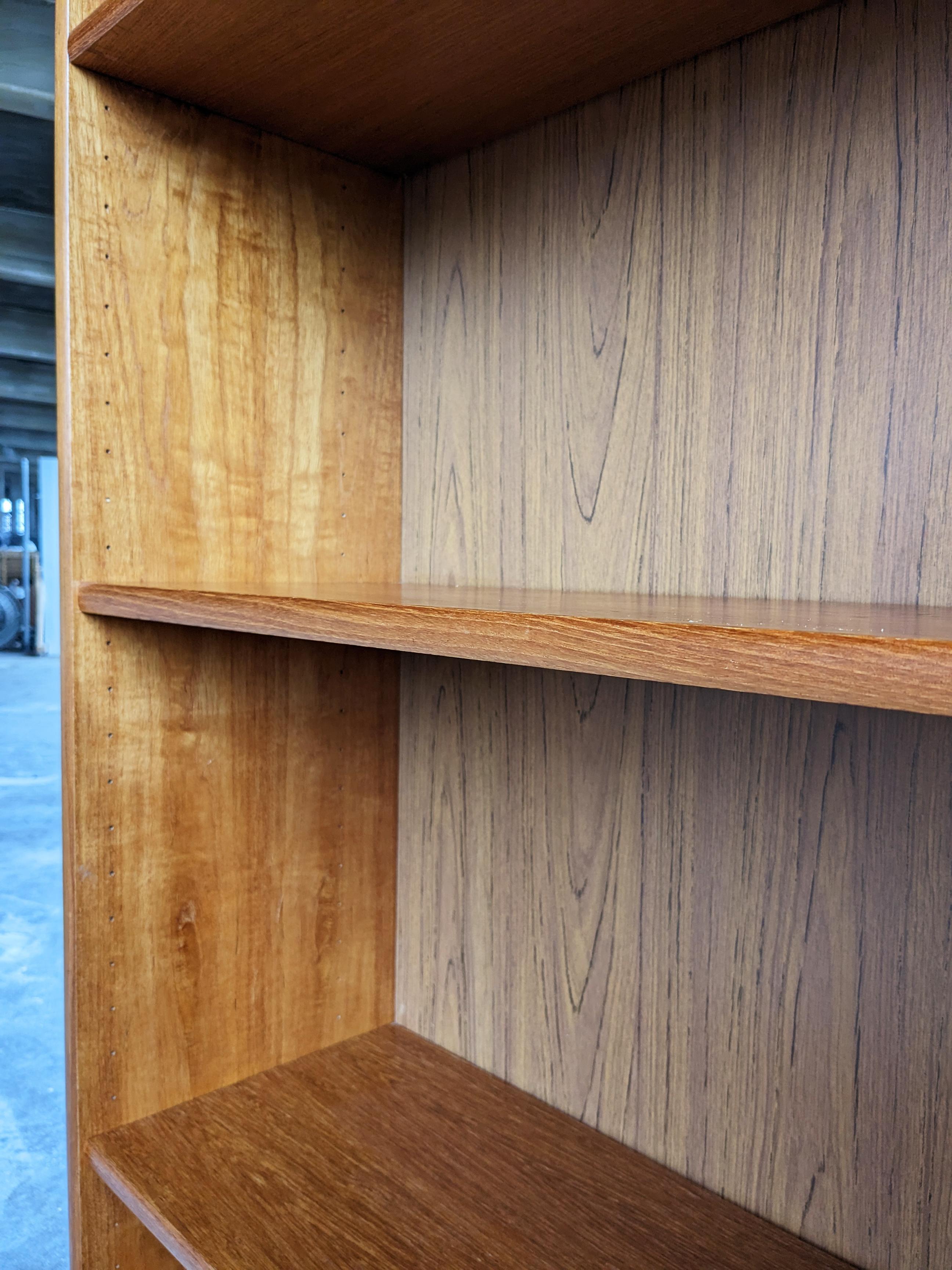 Großes dänisches modernes Teakholz-Bücherregal (20. Jahrhundert) im Angebot