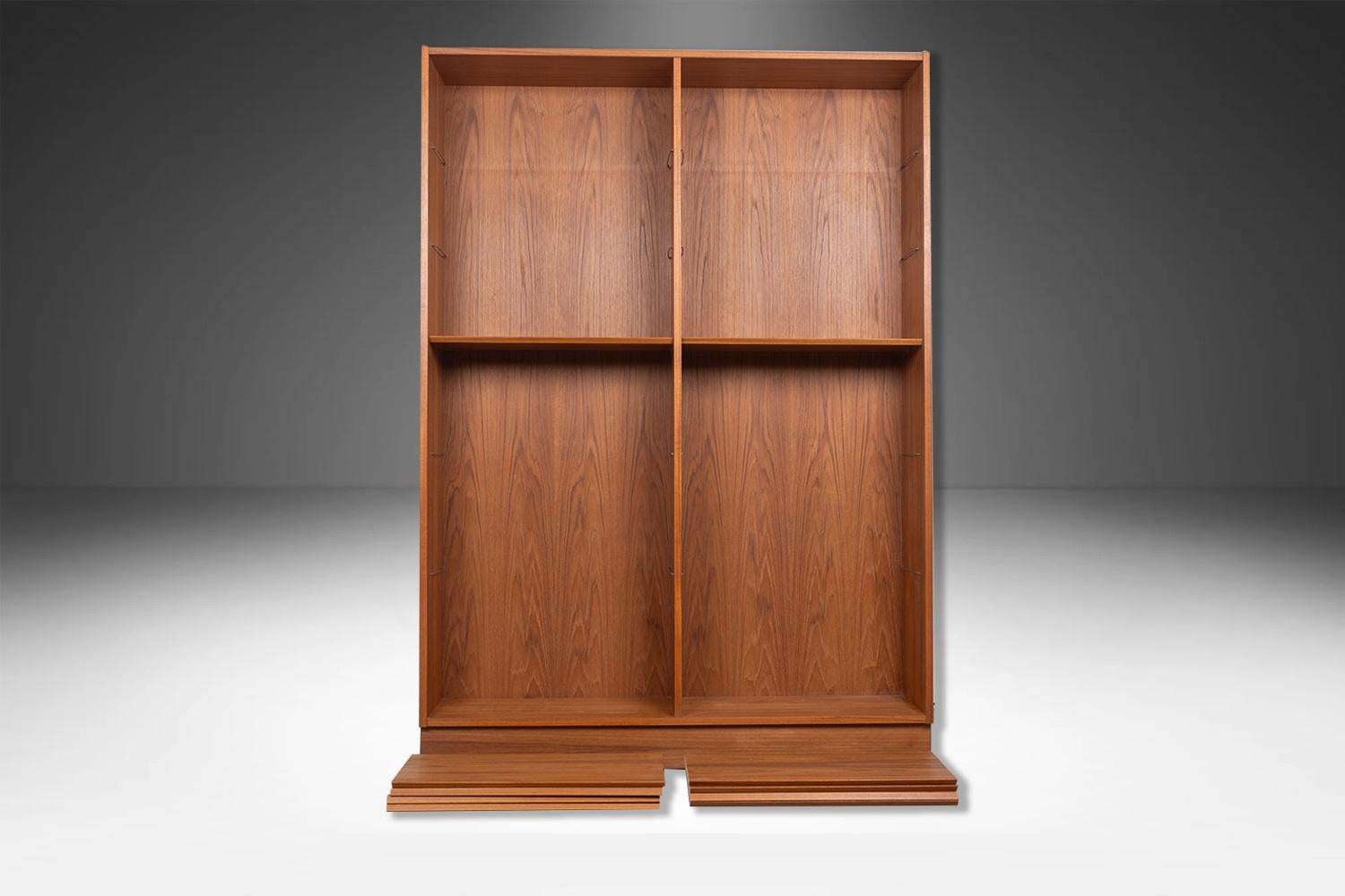 Ein außergewöhnliches, hohes, doppelt breites Bücherregal aus Teakholz von Poul Hundevad aus Dänemark. Wunderschönes Mid-Century Modernes Teakholz-Bücherregal / hohe Bücherregaleinheit. Schönes, minimalistisches, klares und geradliniges Regal mit