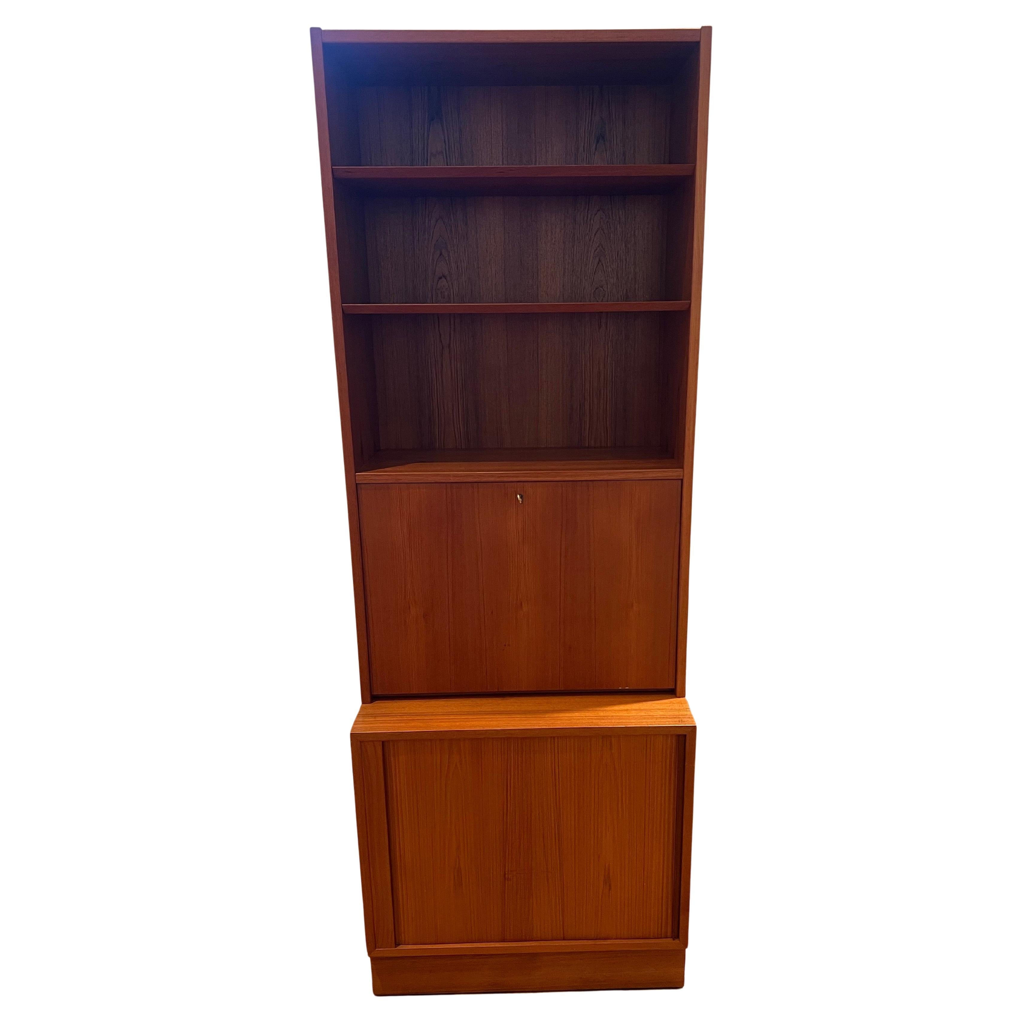 Rara e difficile da trovare scrivania alta, libreria con mini credenza con anta a tamburo di Poul Hundevad degli anni '60 circa, in teak versatile con scrivania a ribalta con chiave in ottone, in condizioni originali e pulite.