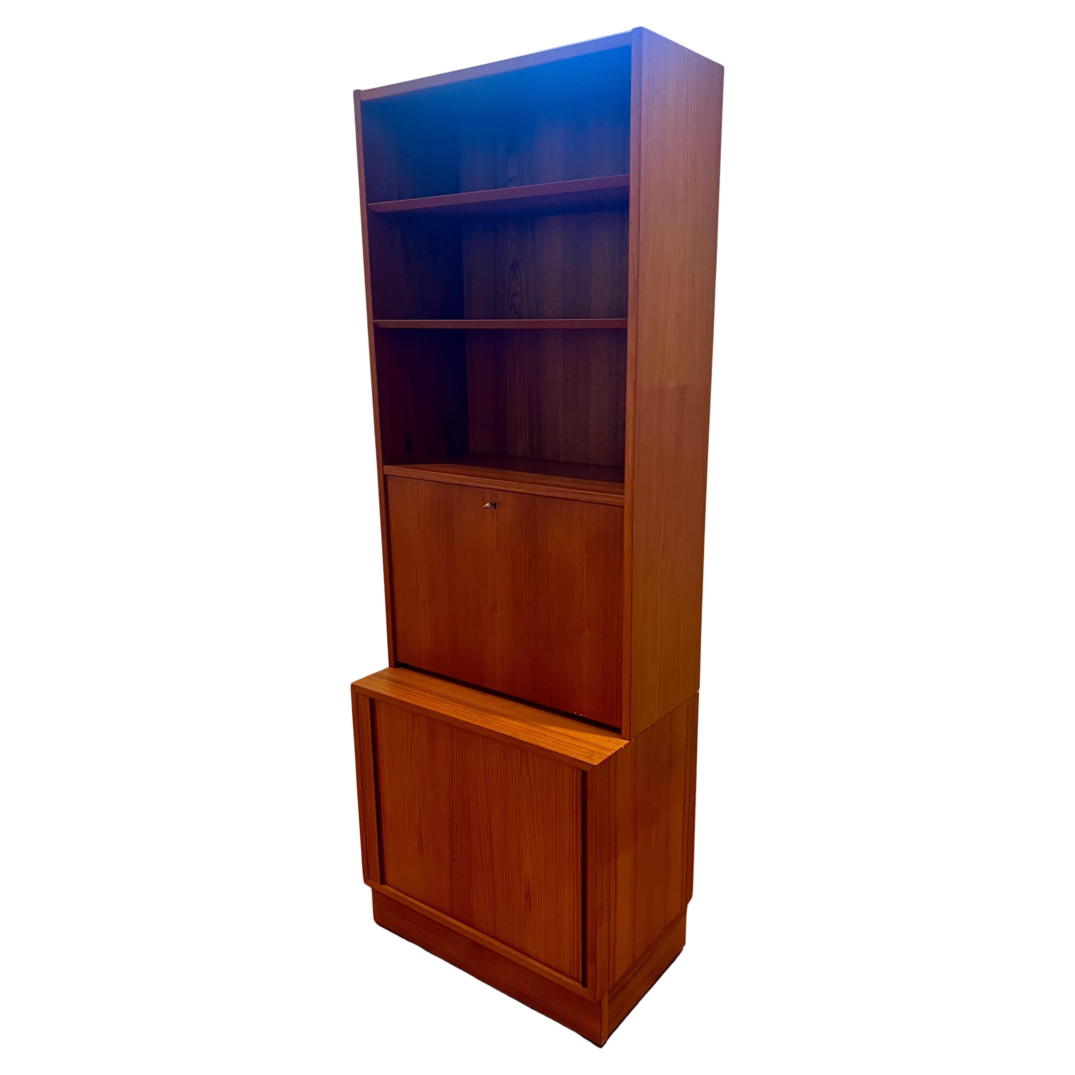 Scandinavo moderno Scrivania/libreria moderna danese in teak alta e rara con ante a tamburo di Poul Hundevad in vendita