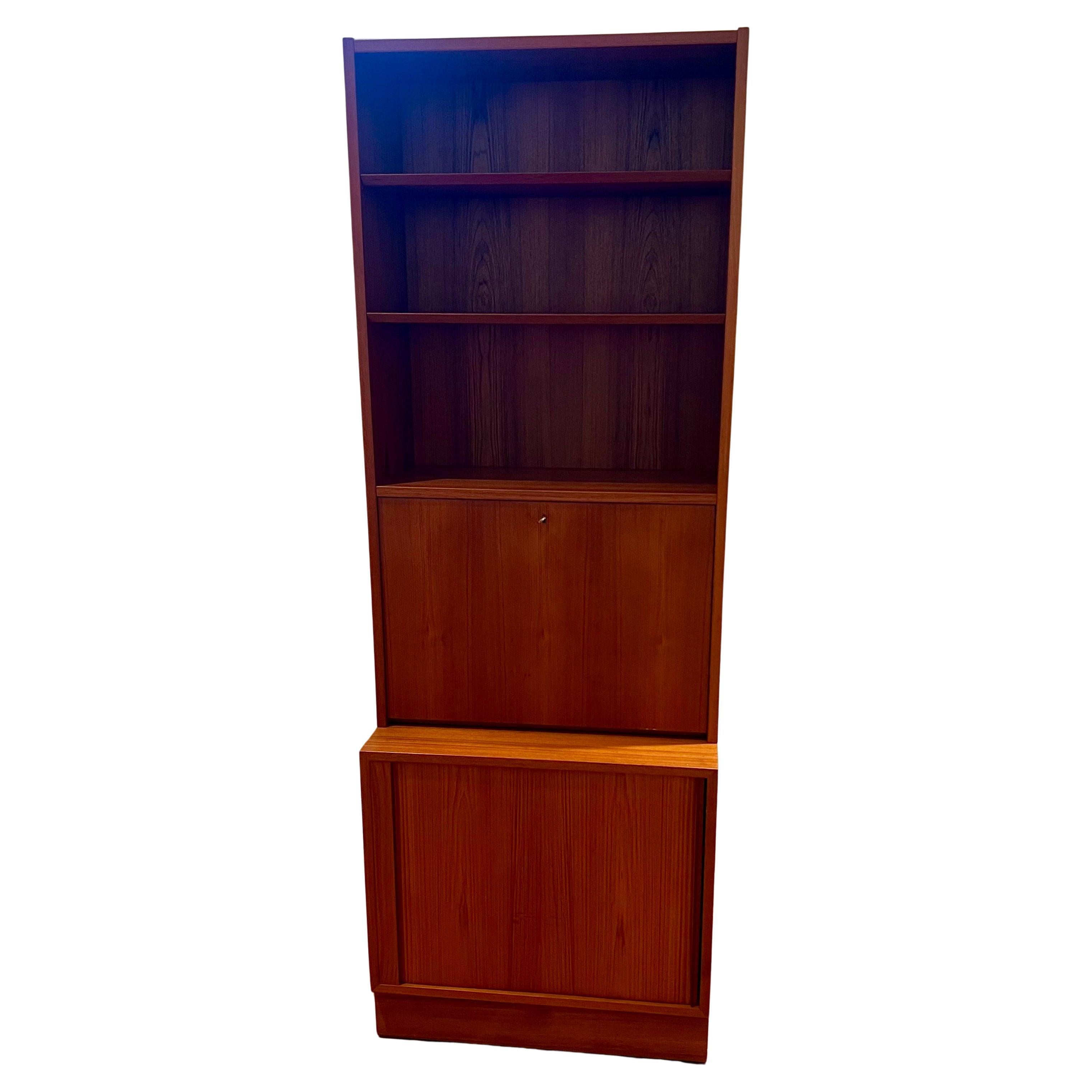 Danese Scrivania/libreria moderna danese in teak alta e rara con ante a tamburo di Poul Hundevad in vendita