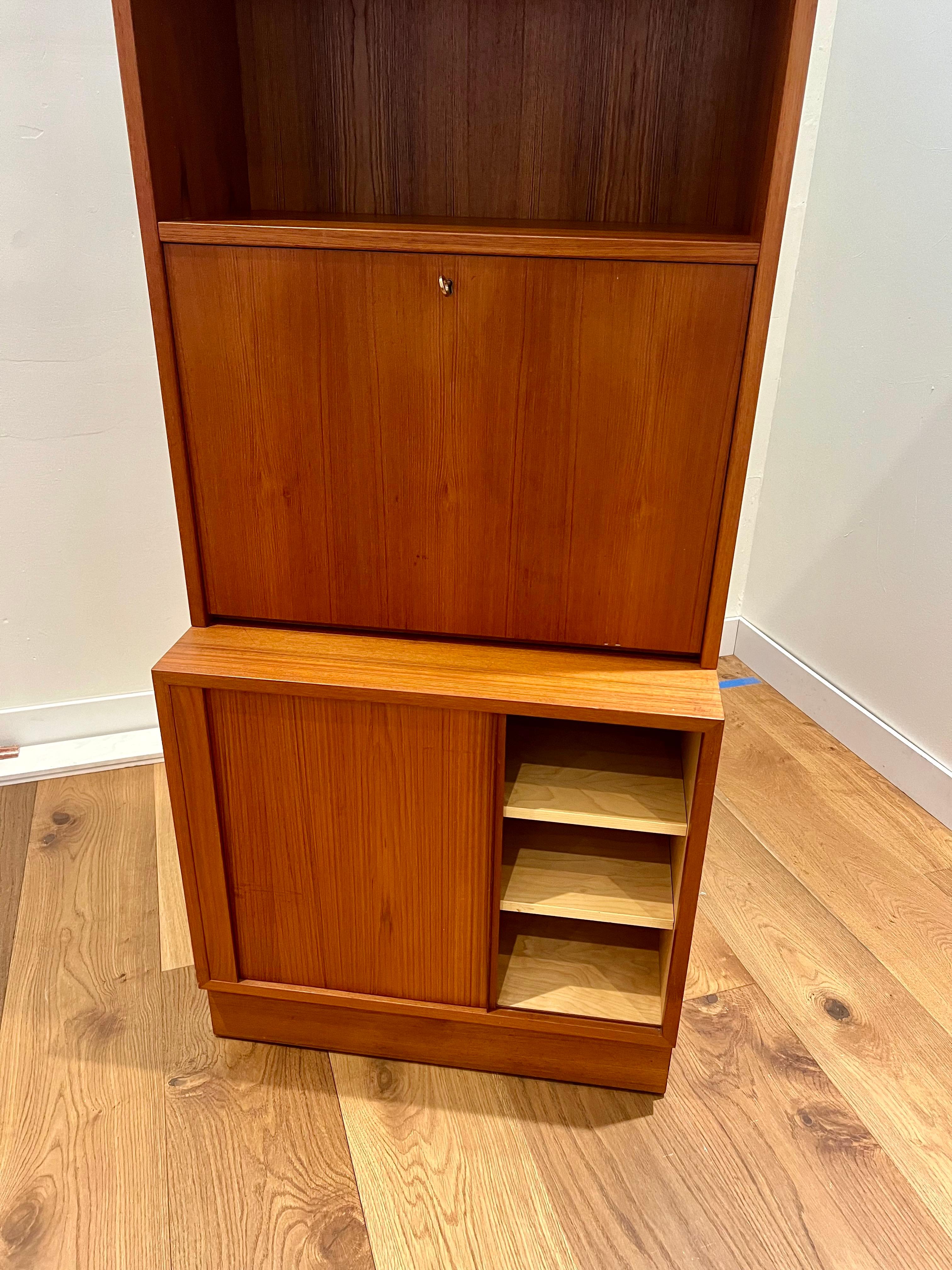 XX secolo Scrivania/libreria moderna danese in teak alta e rara con ante a tamburo di Poul Hundevad in vendita