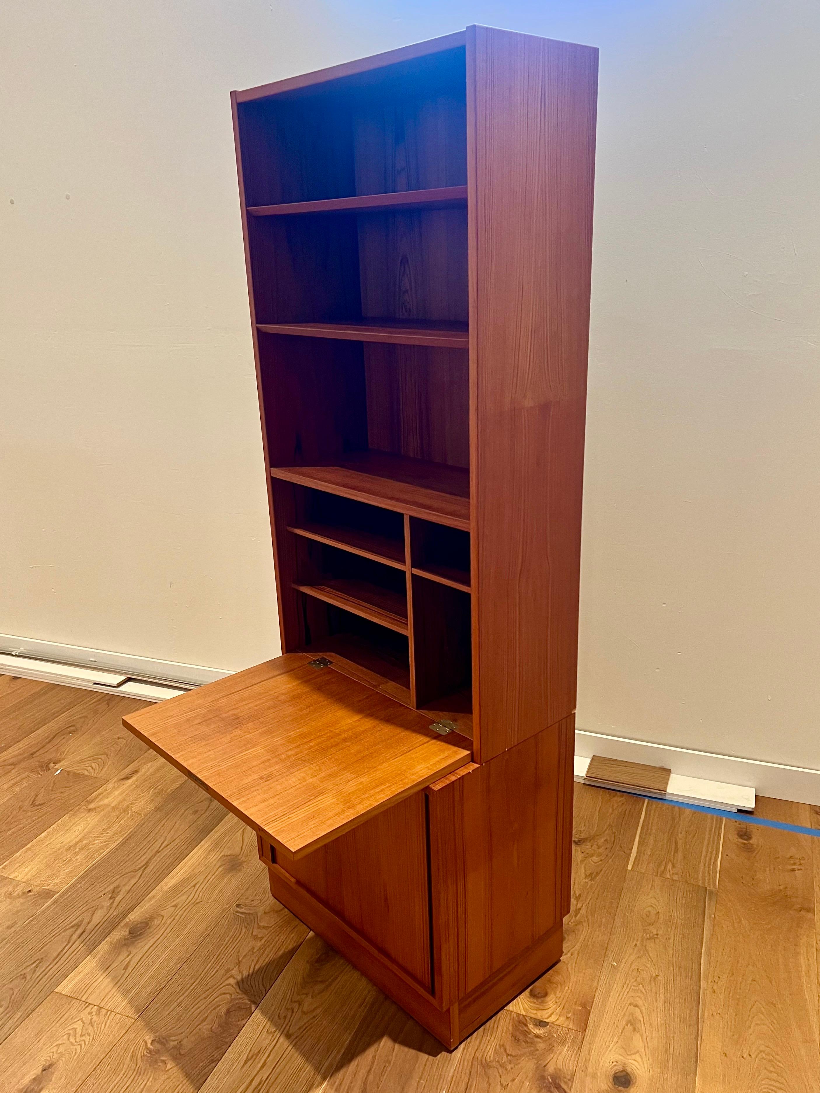 Teak Scrivania/libreria moderna danese in teak alta e rara con ante a tamburo di Poul Hundevad in vendita