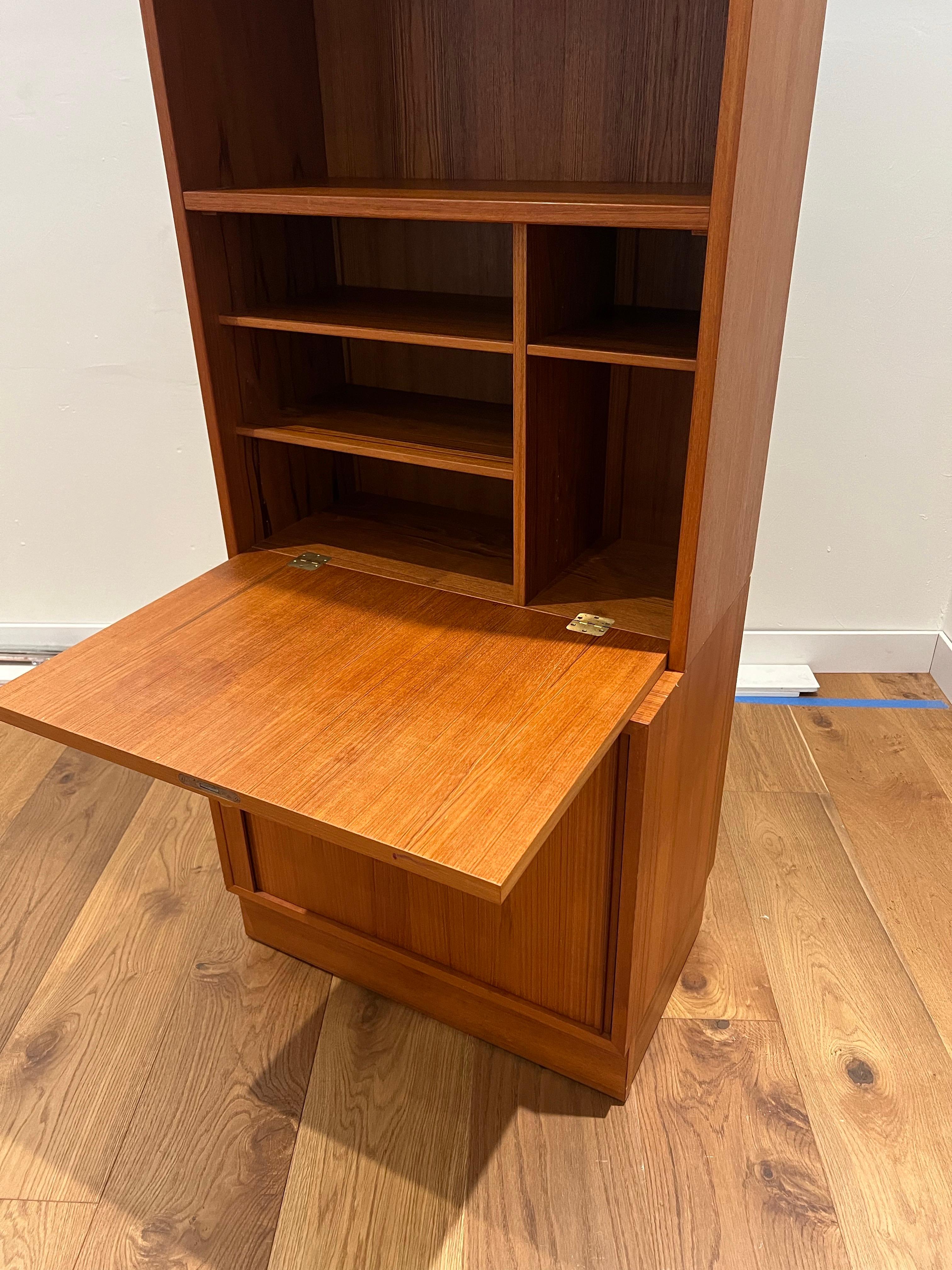 Scrivania/libreria moderna danese in teak alta e rara con ante a tamburo di Poul Hundevad in vendita 1