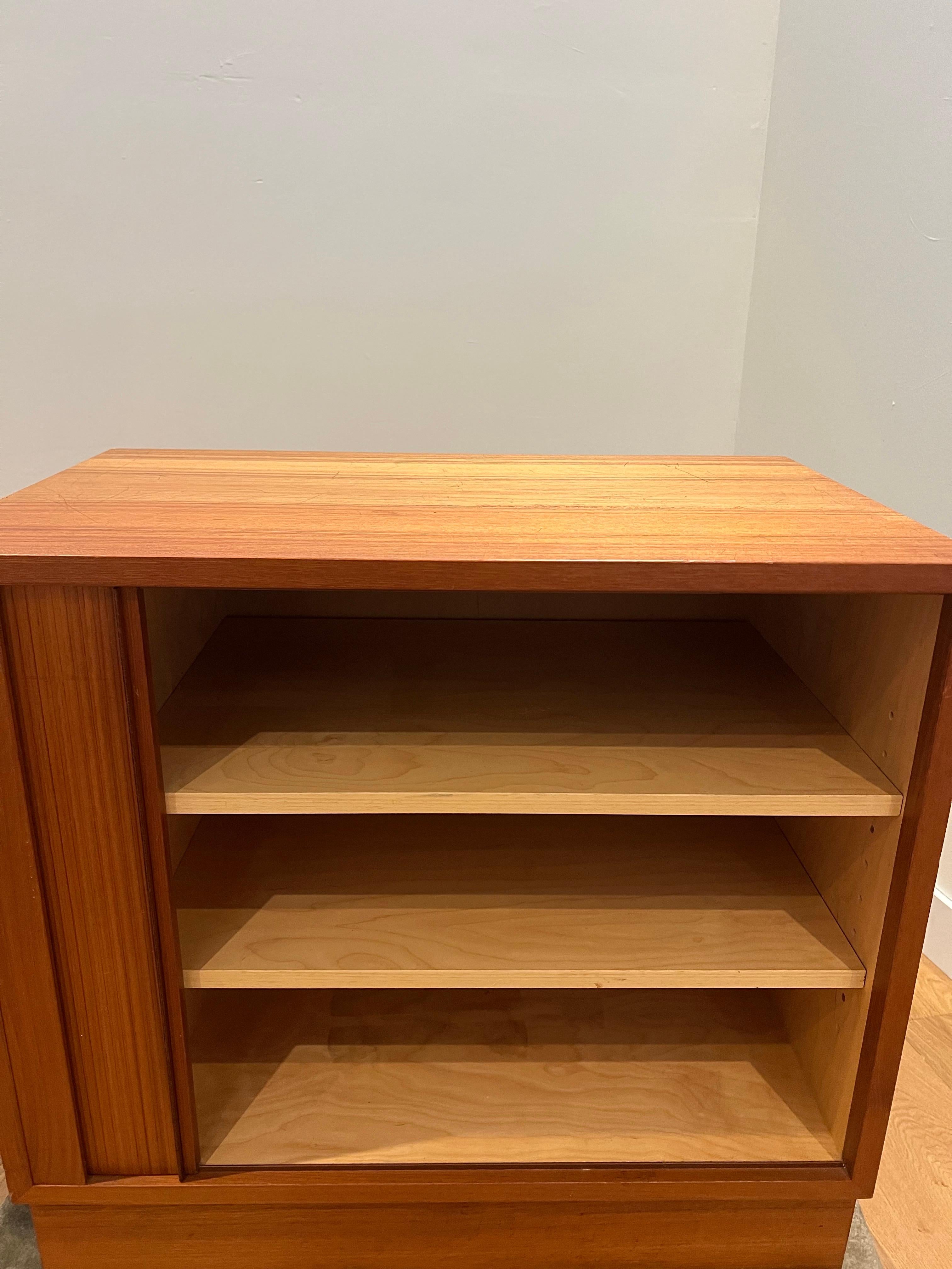 Scrivania/libreria moderna danese in teak alta e rara con ante a tamburo di Poul Hundevad in vendita 2