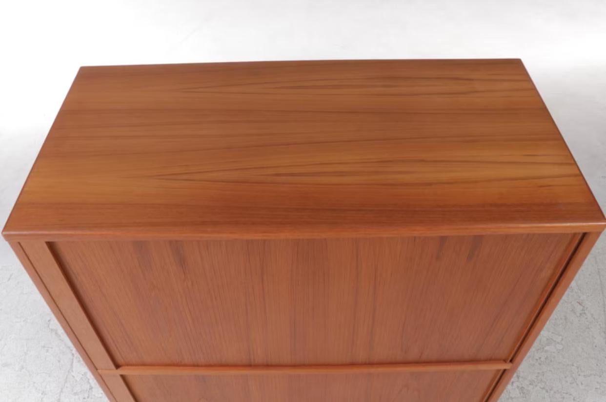 Mid-Century moderno Pressa per abiti moderna danese con sportello a tamburo in teak, anni '70 in vendita