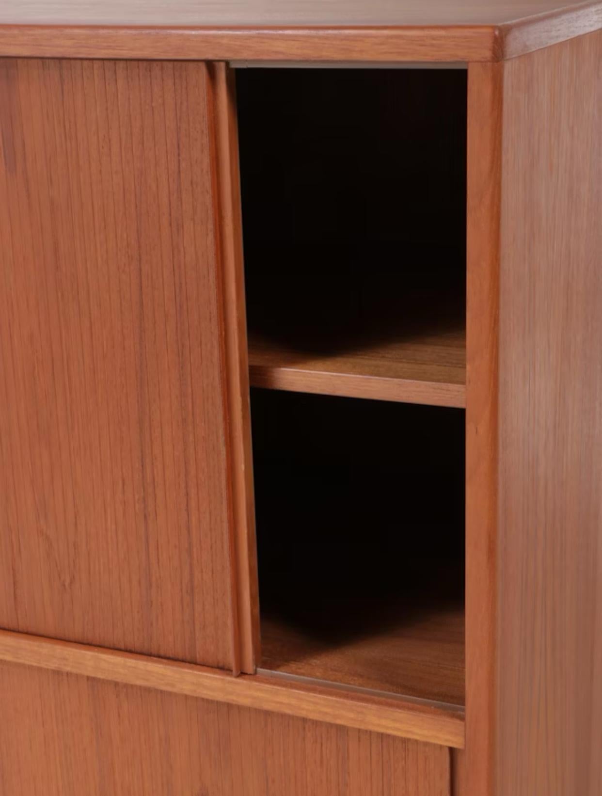 Danese Pressa per abiti moderna danese con sportello a tamburo in teak, anni '70 in vendita