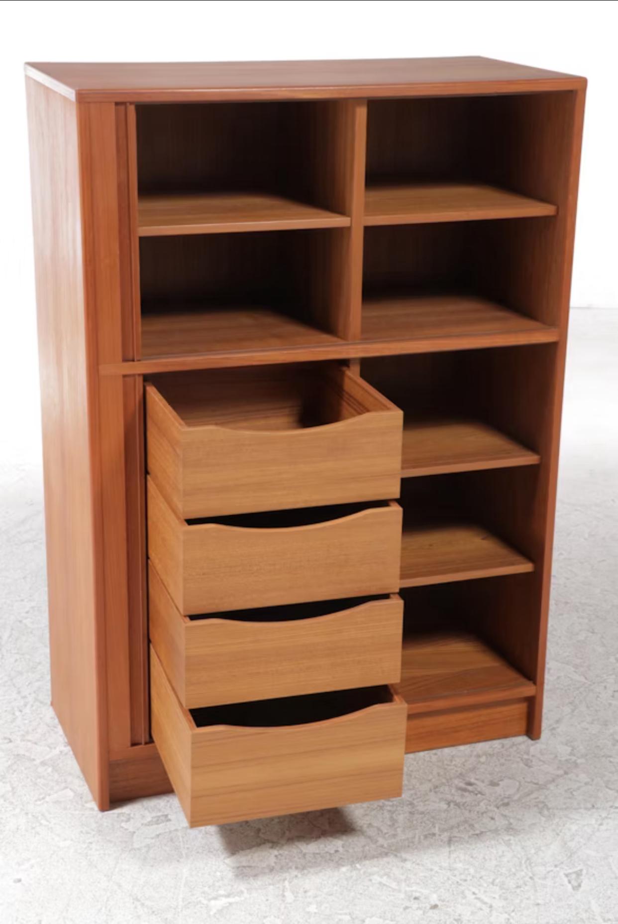 Pressa per abiti moderna danese con sportello a tamburo in teak, anni '70 In condizioni buone in vendita a Chicago, IL