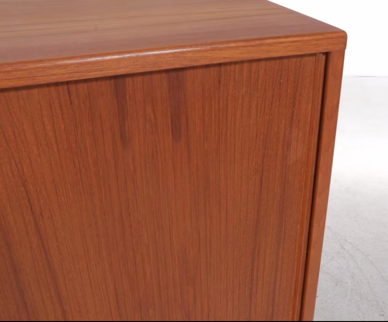 Fine XX secolo Pressa per abiti moderna danese con sportello a tamburo in teak, anni '70 in vendita