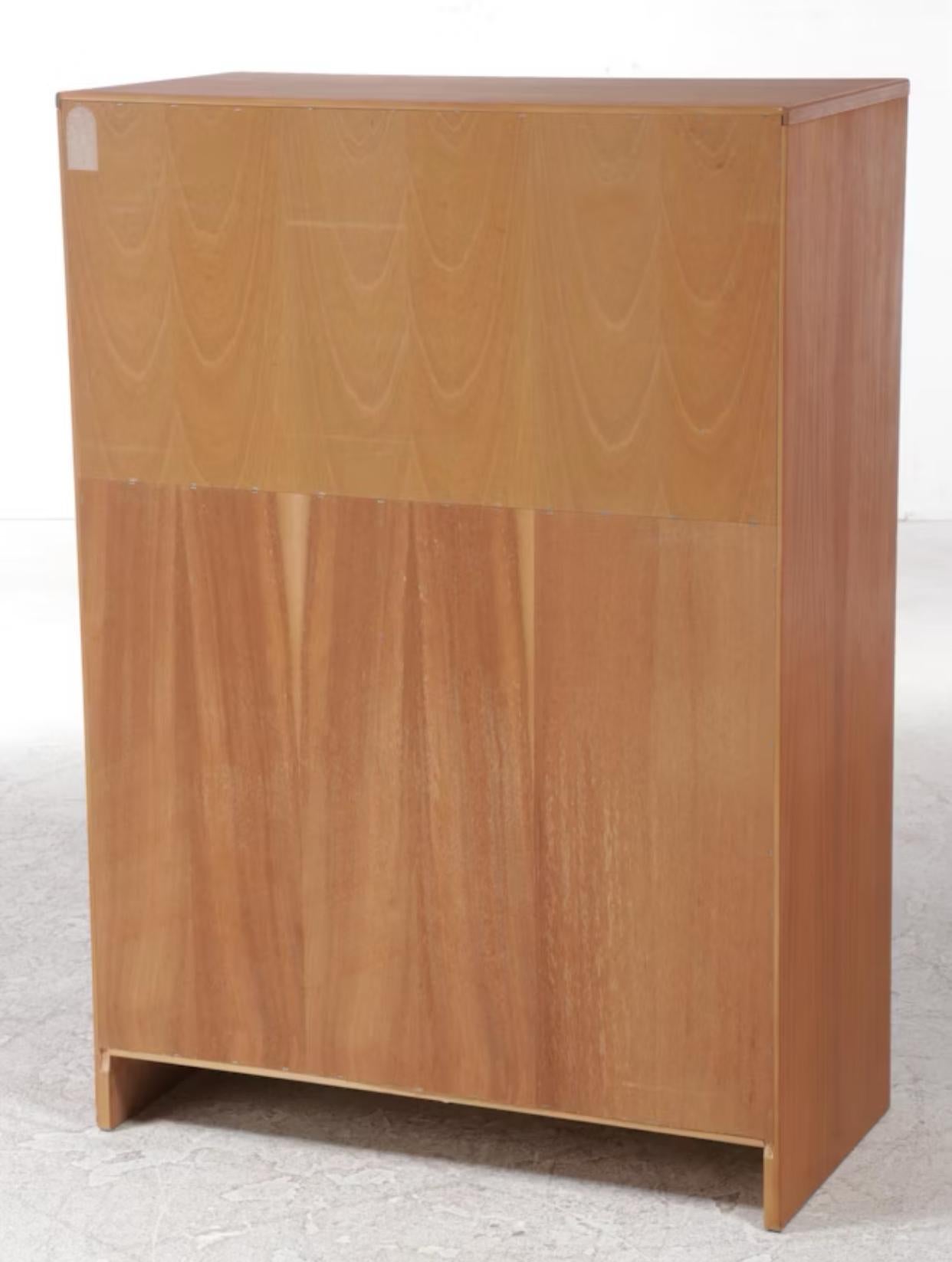 Teak Pressa per abiti moderna danese con sportello a tamburo in teak, anni '70 in vendita