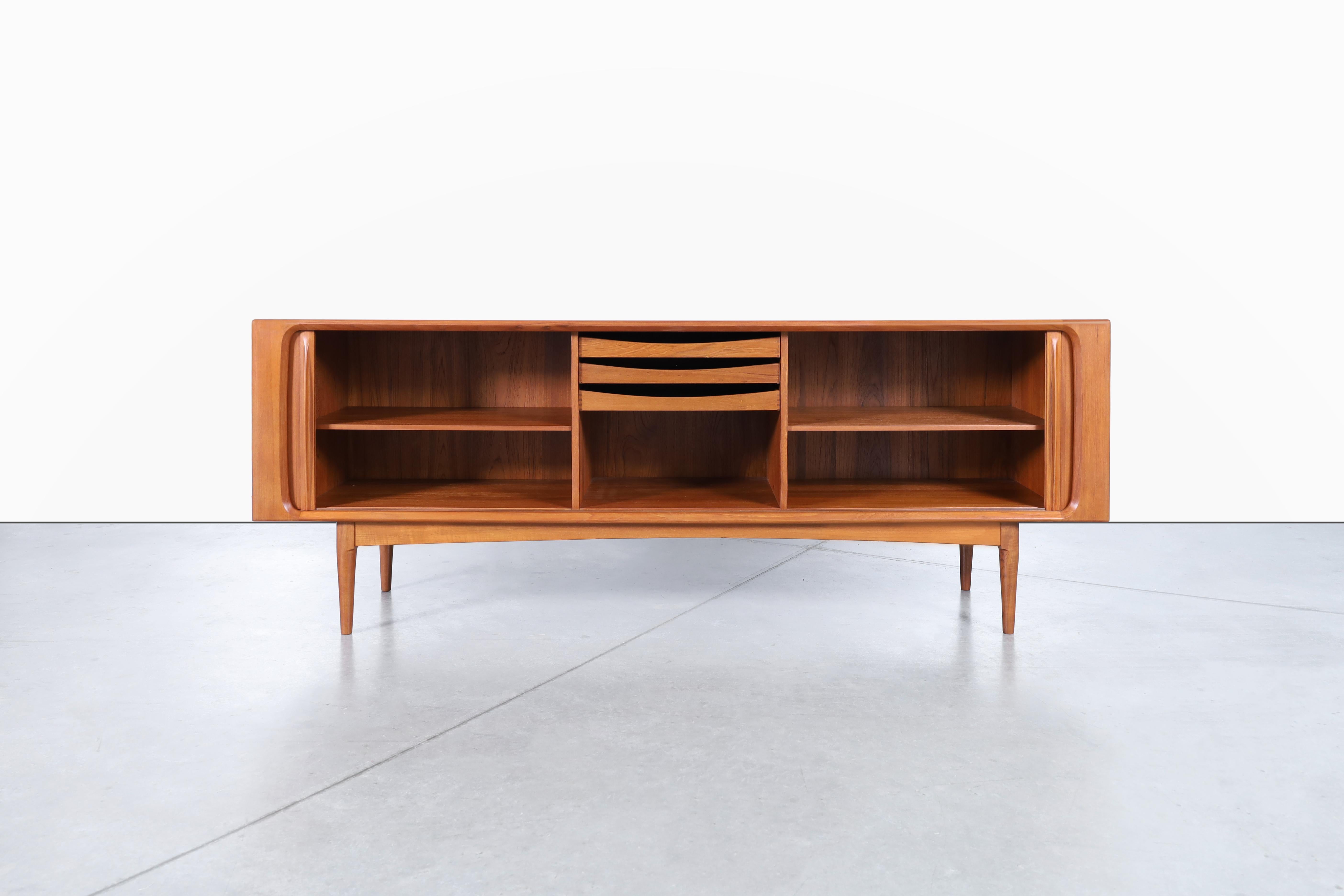 Credenza moderna danese con porta a tamburo in teak di Bernhard Pedersen & Son in vendita 3