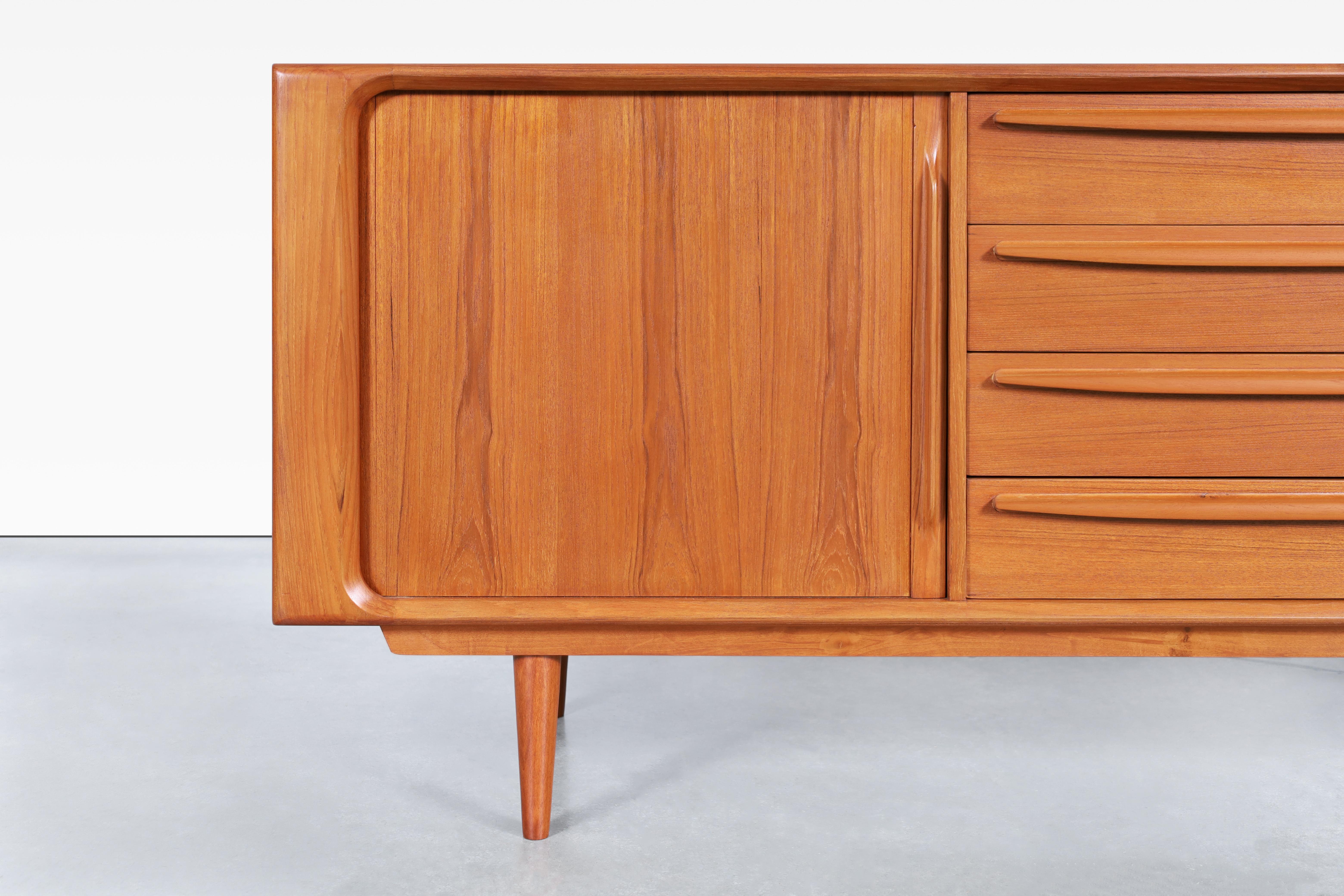 Credenza moderna danese con porta a tamburo in teak di Bernhard Pedersen & Son in vendita 3