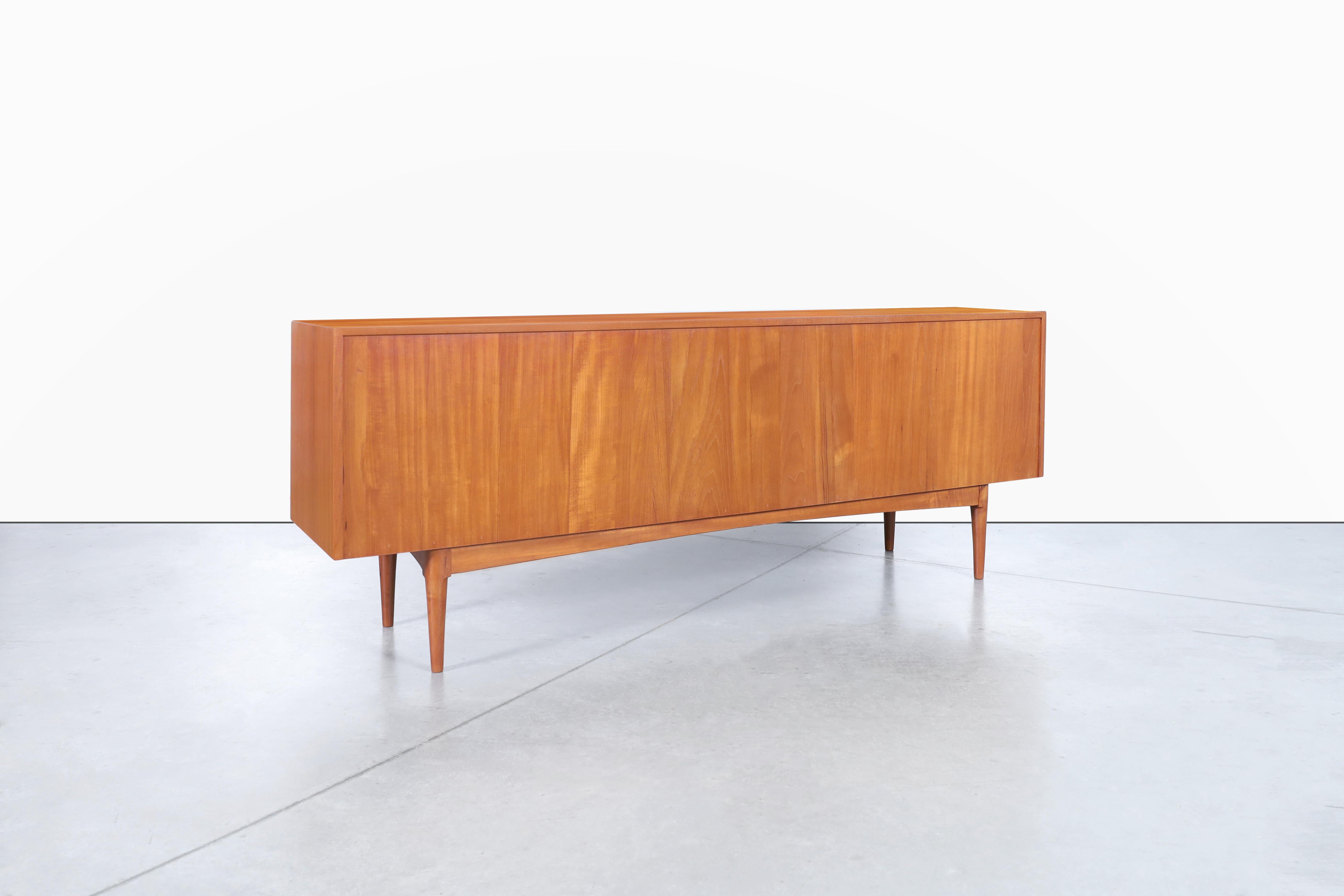 Credenza moderna danese con porta a tamburo in teak di Bernhard Pedersen & Son in vendita 4